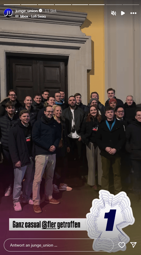 Gruppenfoto in der Altstadt: Die JU Düsseldorf-Mitte mit Rapper Fler (Mitte).