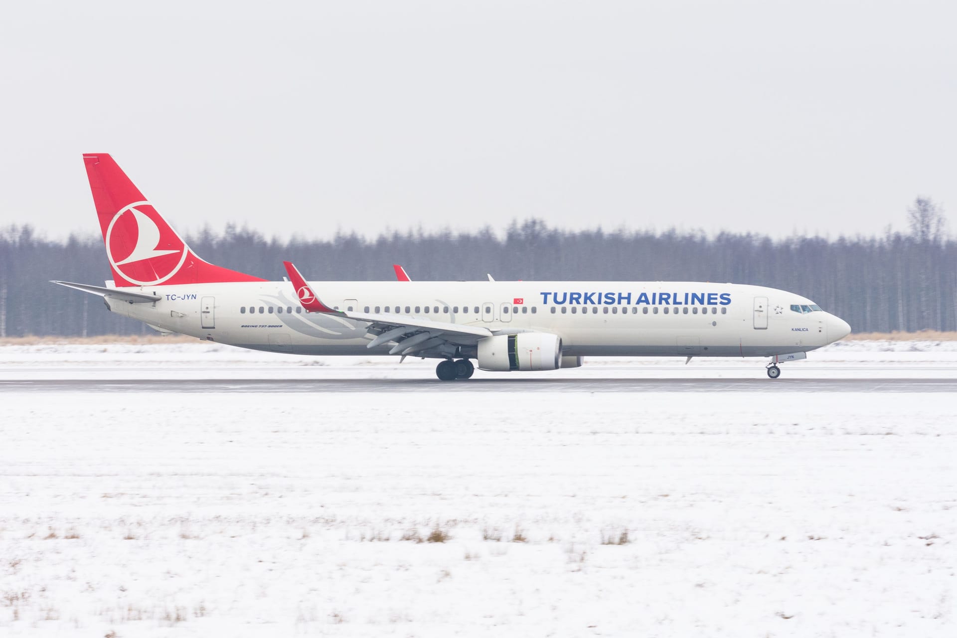 Eine Boeing 737 der türkischen Fluggesellschaft Turkish Airlines im Schnee (Symbolbild): Wegen massiver Schneefälle in Istanbul sind mehrere Flüge nach Deutschland gestrichen worden, darunter auch nach Köln/Bonn.