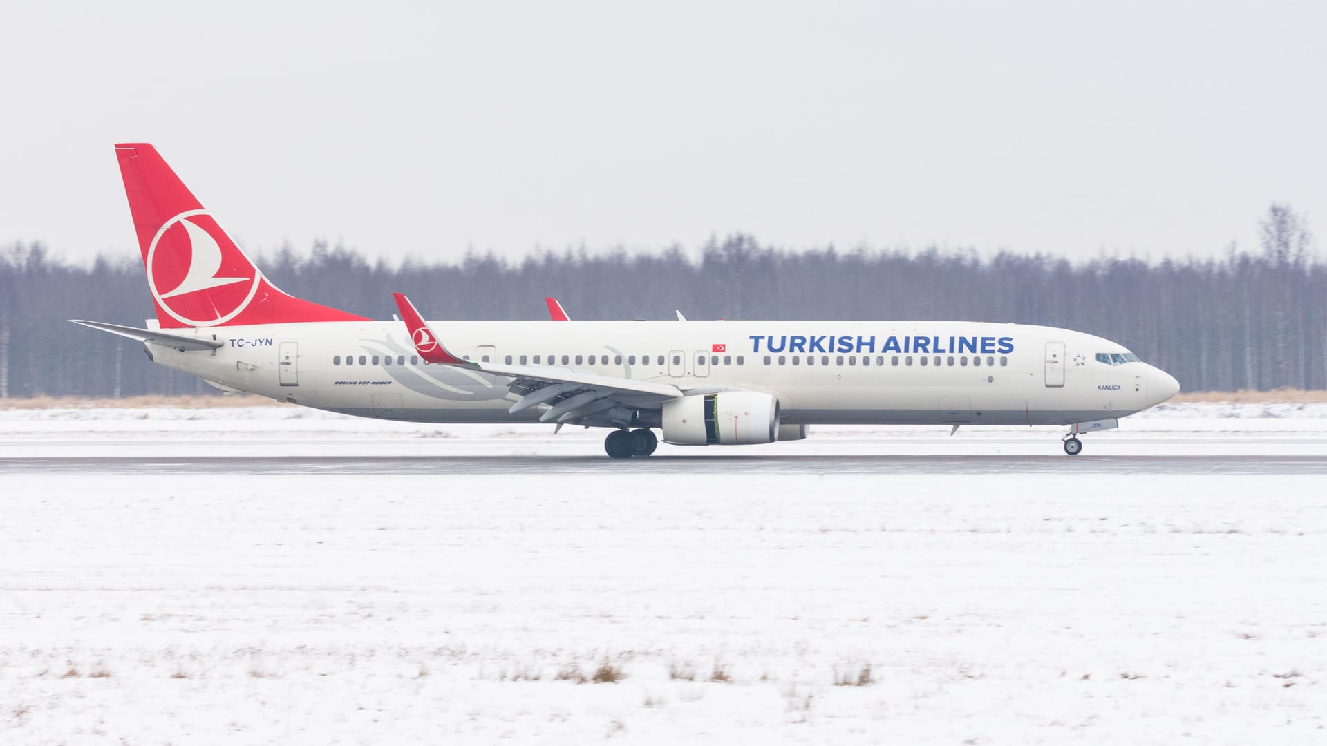 Eine Boeing 737 der türkischen Fluggesellschaft Turkish Airlines im Schnee (Symbolbild): Wegen massiver Schneefälle in Istanbul sind mehrere Flüge nach Deutschland gestrichen worden, darunter auch nach Köln/Bonn.