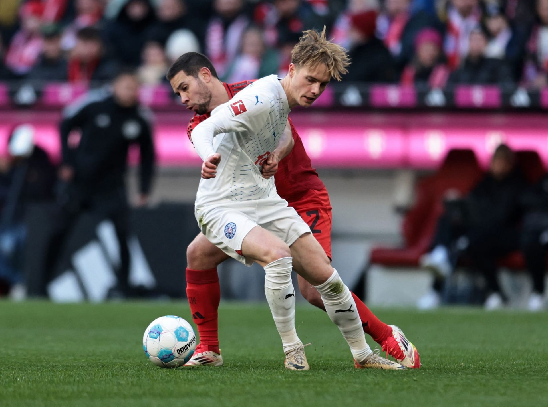 Raphaël Guerreiro (bis 85.): Rückte trotz seiner katastrophalen Joker-Auftritte zuletzt wieder in der Startelf. Machte diesmal keine großen Fehler. Lieferte die Flanke zum 3:0. Solide Leistung, die ihm guttun dürfte. Note 3