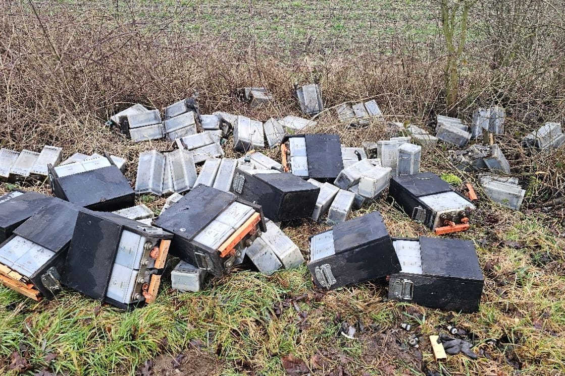 Hochgiftigen Batteriemüll haben Unbekannte in der Landschaft entsorgt: Der Landkreis Harburg sucht Zeugen.