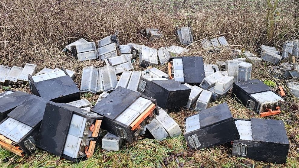 Hochgiftigen Batteriemüll haben Unbekannte in der Landschaft entsorgt: Der Landkreis Harburg sucht Zeugen.