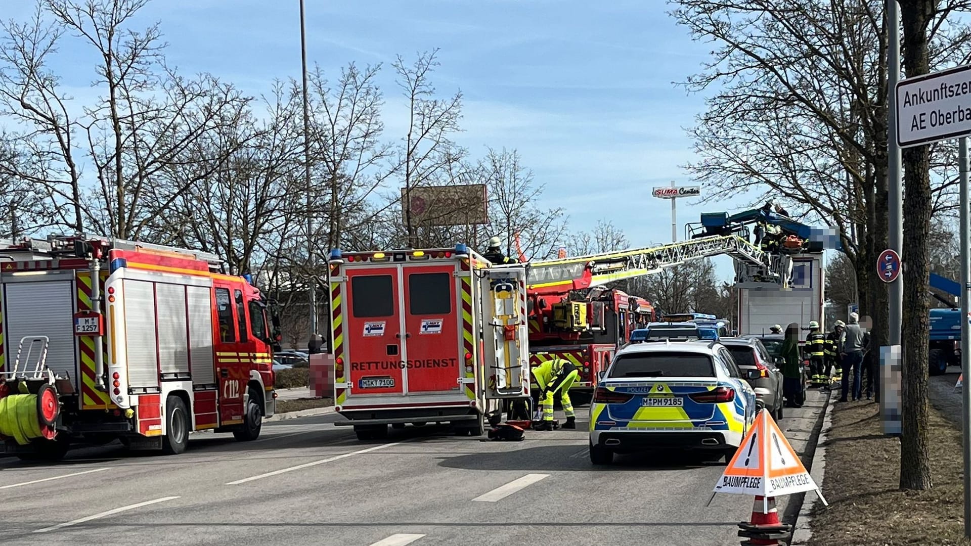 Lastwagen fährt gegen Arbeitskorb - zwei Verletzte