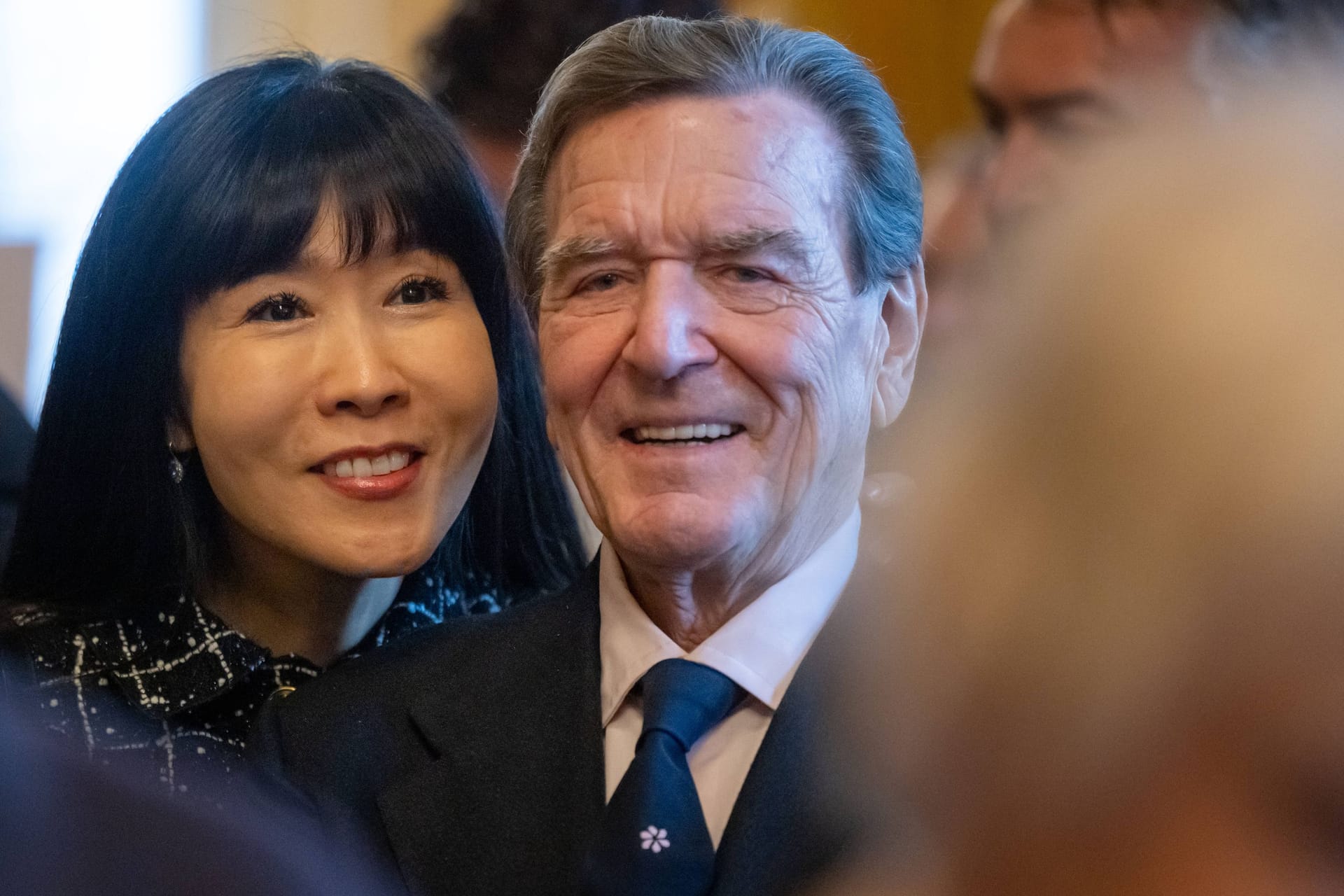 Gerhard Schröder mit seiner Ehefrau Soyeon Schröder-Kim: Der 80-Jährige hat sich in eine Klinik einweisen lassen.