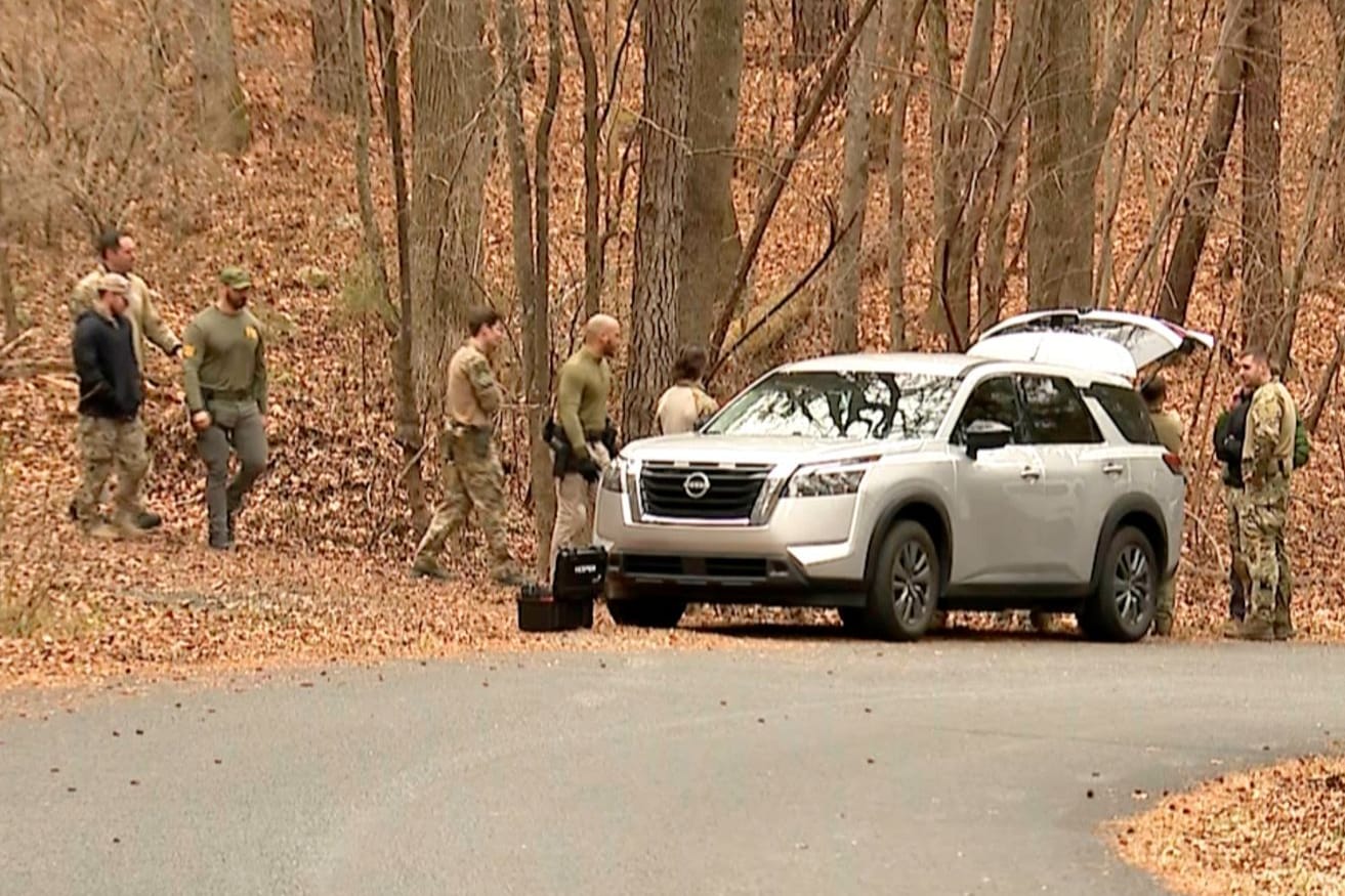 FBI-Agenten durchsuchen ein Viertel in Chapel Hill: Ein tödlicher Schusswechsel zwischen der US-Grenzpolizei und zwei Personen in Vermont hat weitreichende Ermittlungen ausgelöst.