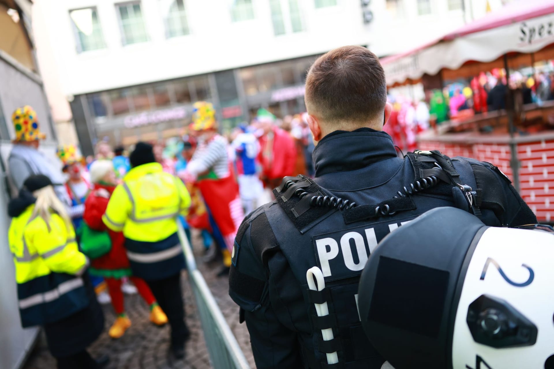 Polizisten sichern bereits in den frühen Morgenstunden die Straßen der Kölner Innenstadt vor dem Beginn des Karnevals: Die heiße Phase der närrischen Zeit hat begonnen.