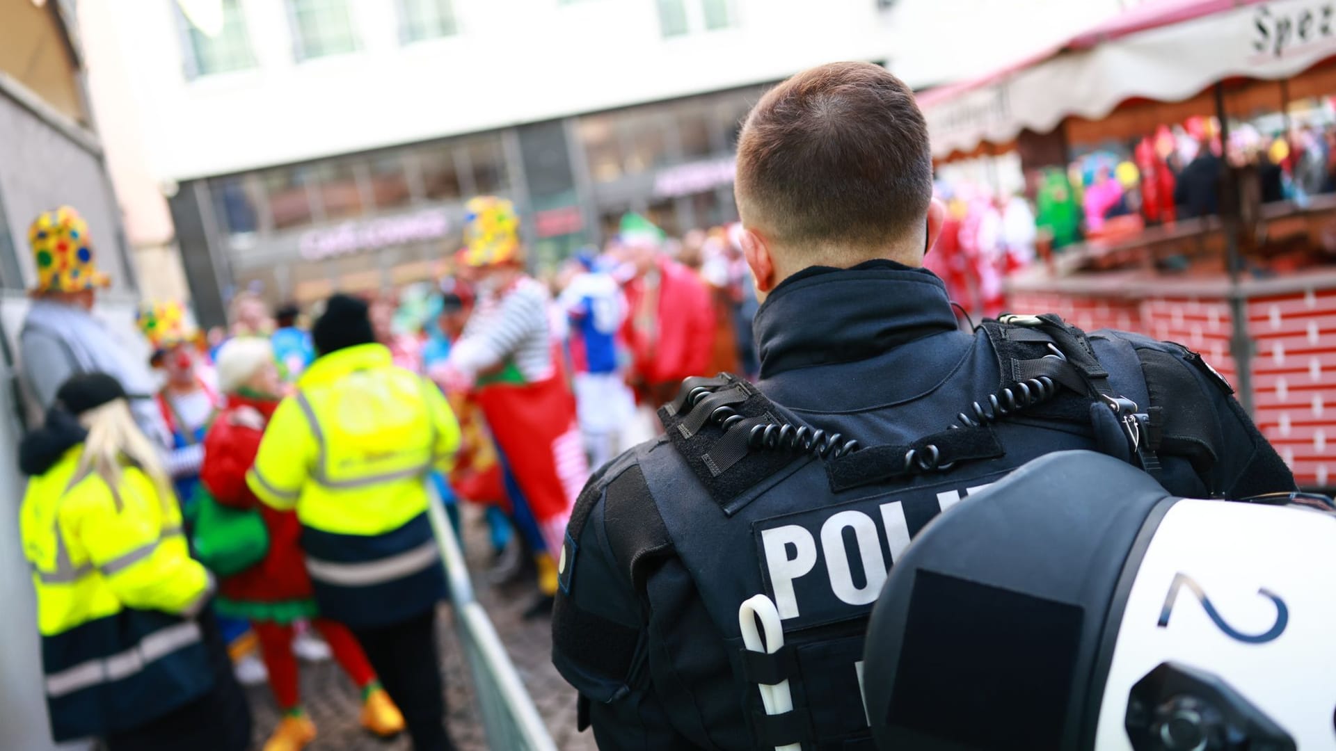 Polizisten sichern bereits in den frühen Morgenstunden die Straßen der Kölner Innenstadt vor dem Beginn des Karnevals: Die heiße Phase der närrischen Zeit hat begonnen.