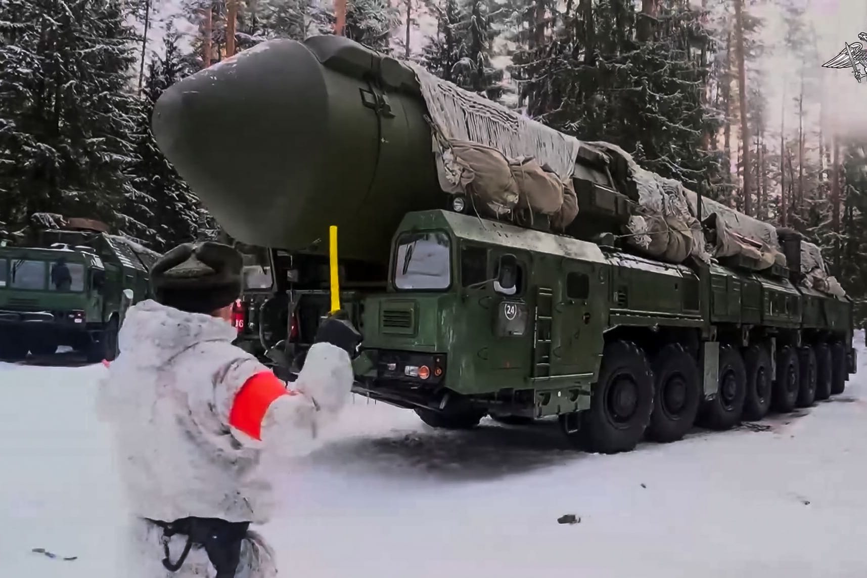 Soldaten helfen, ein Transportfahrzeug mit einer Atomrakete zu rangieren.