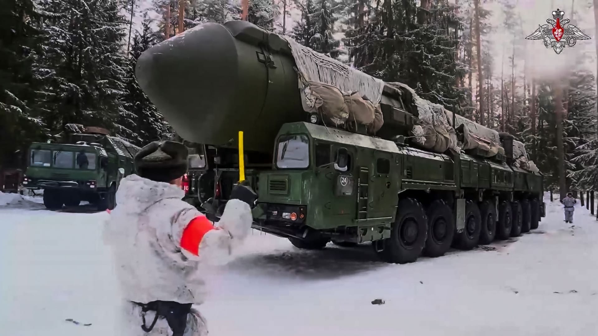 Soldaten helfen, ein Transportfahrzeug mit einer Atomrakete zu rangieren.