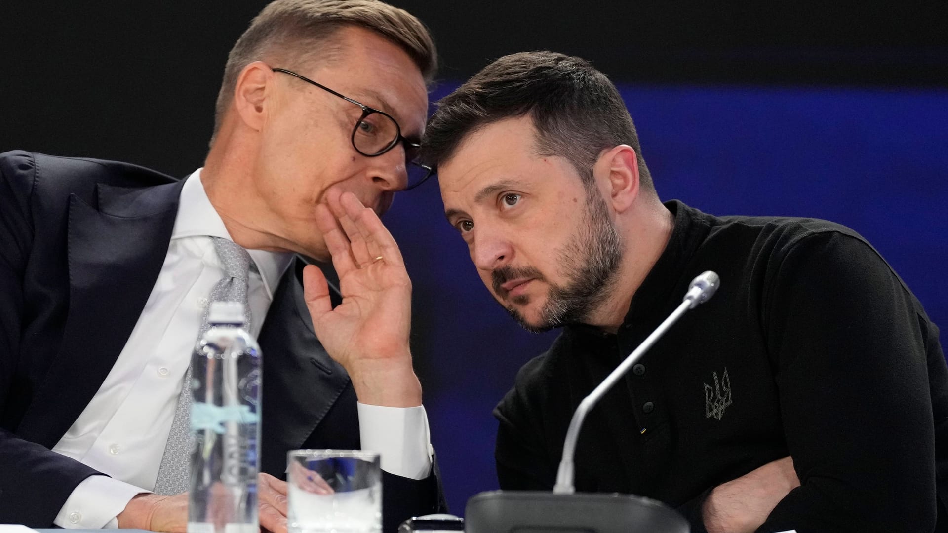 Finnlands Präsident Alexander Stubb (l.) mit Selenskyj bei einer Sicherheitskonferenz in Kiew.