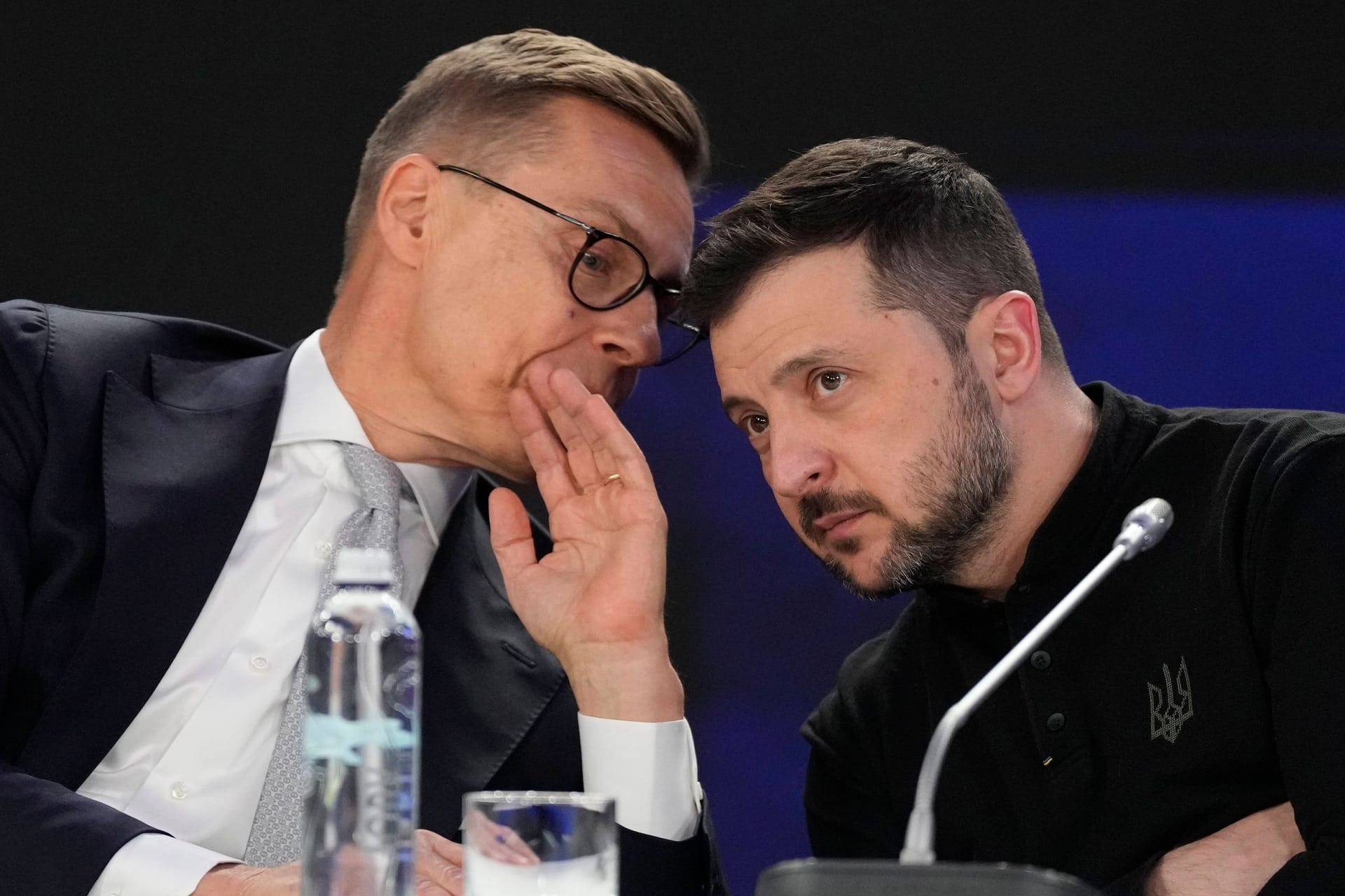 Finnlands Präsident Alexander Stubb (l.) mit Selenskyj bei einer Sicherheitskonferenz in Kiew.