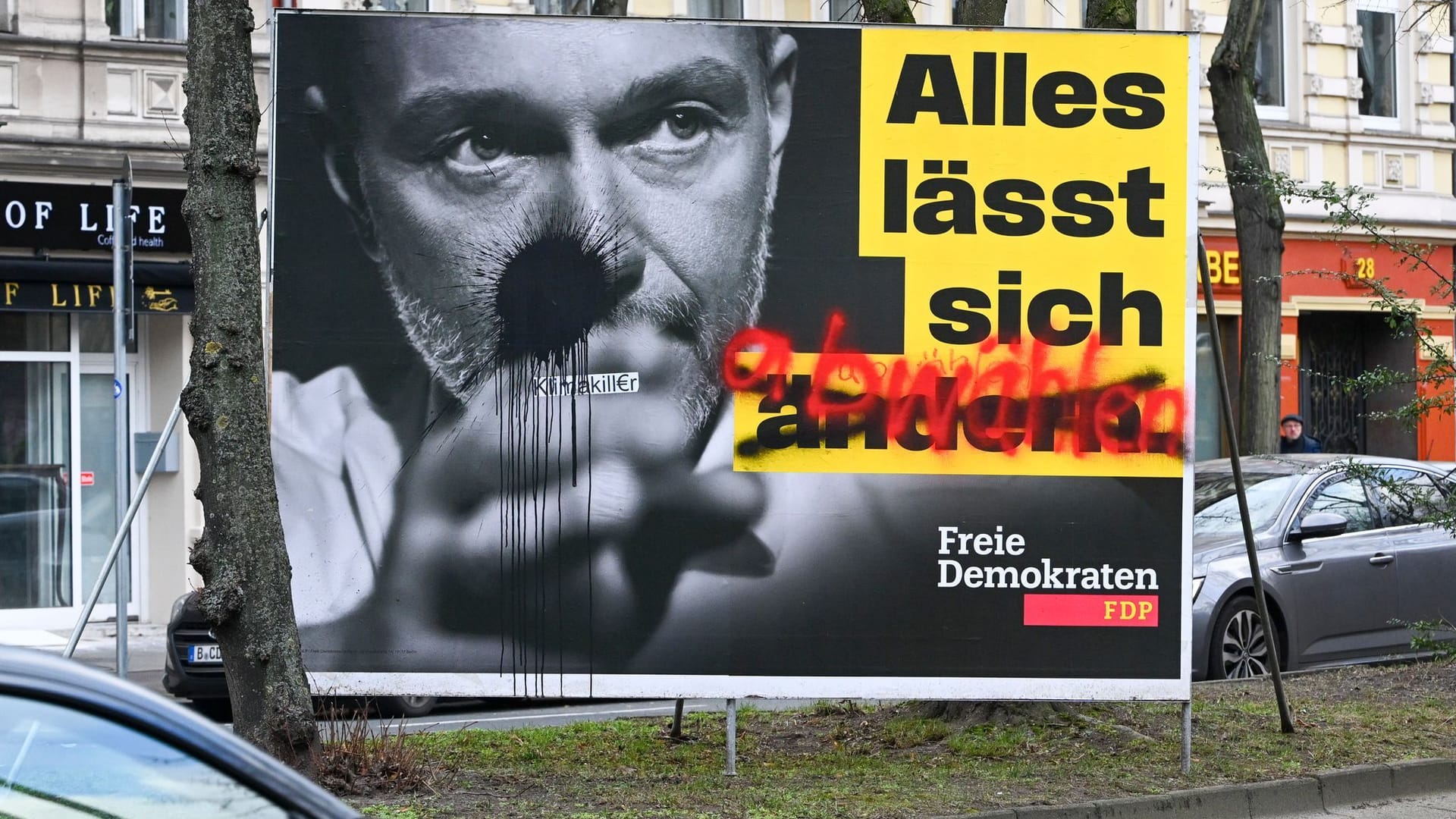 Beschmiertes Wahlplakat der FDP: Die Partei verlor zuletzt Parteimitglieder.