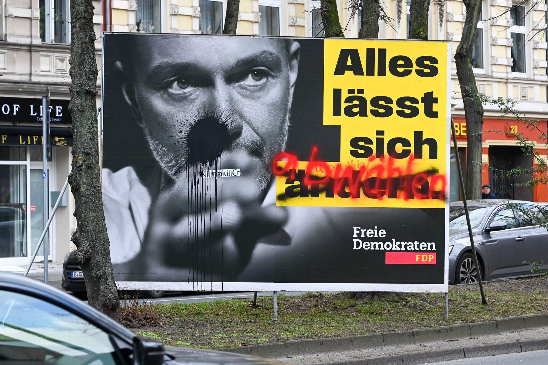 Beschmiertes Wahlplakat der FDP: Die Partei verlor zuletzt Parteimitglieder.