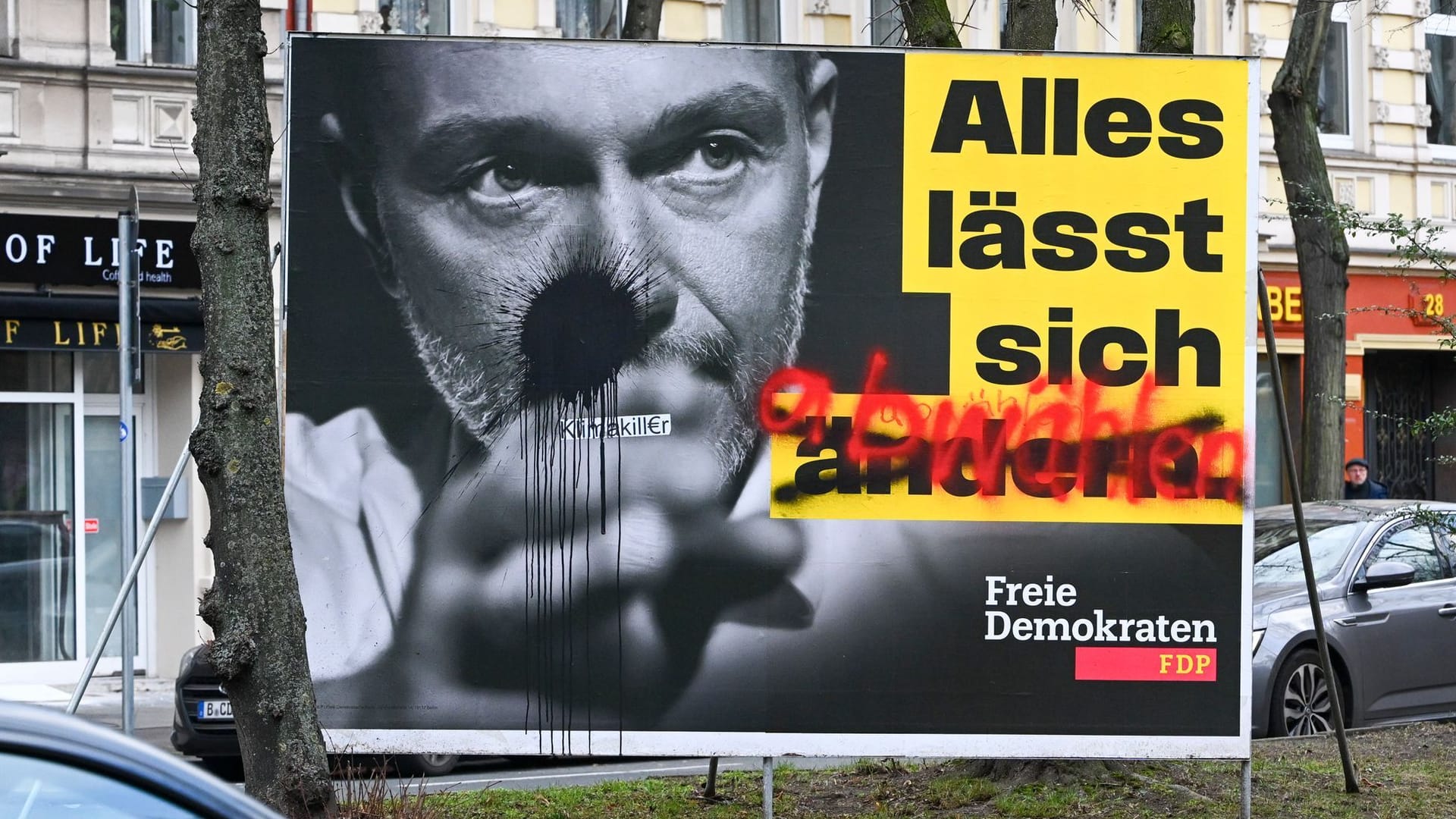 Beschmiertes Wahlplakat der FDP: Die Partei verlor zuletzt Parteimitglieder.