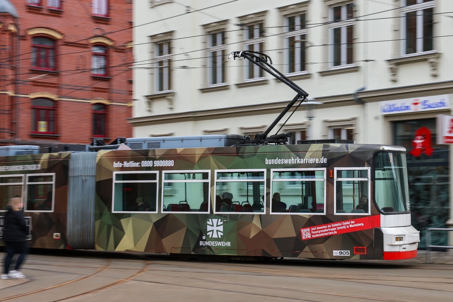 Bundeswehr-Werbung auf einer Straßenbahn in Zwickau: Sie ist jetzt untersagt worden.