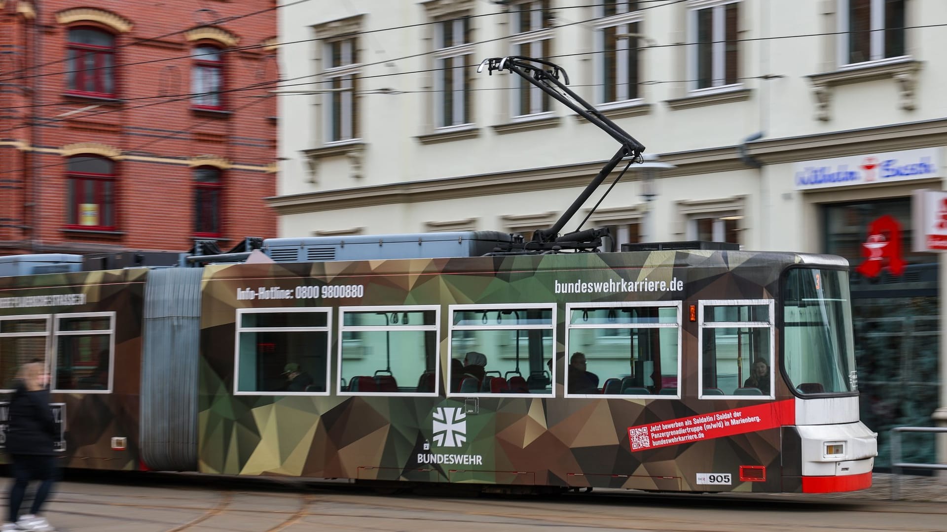 Bundeswehr-Werbung auf einer Straßenbahn in Zwickau: Sie ist jetzt untersagt worden.