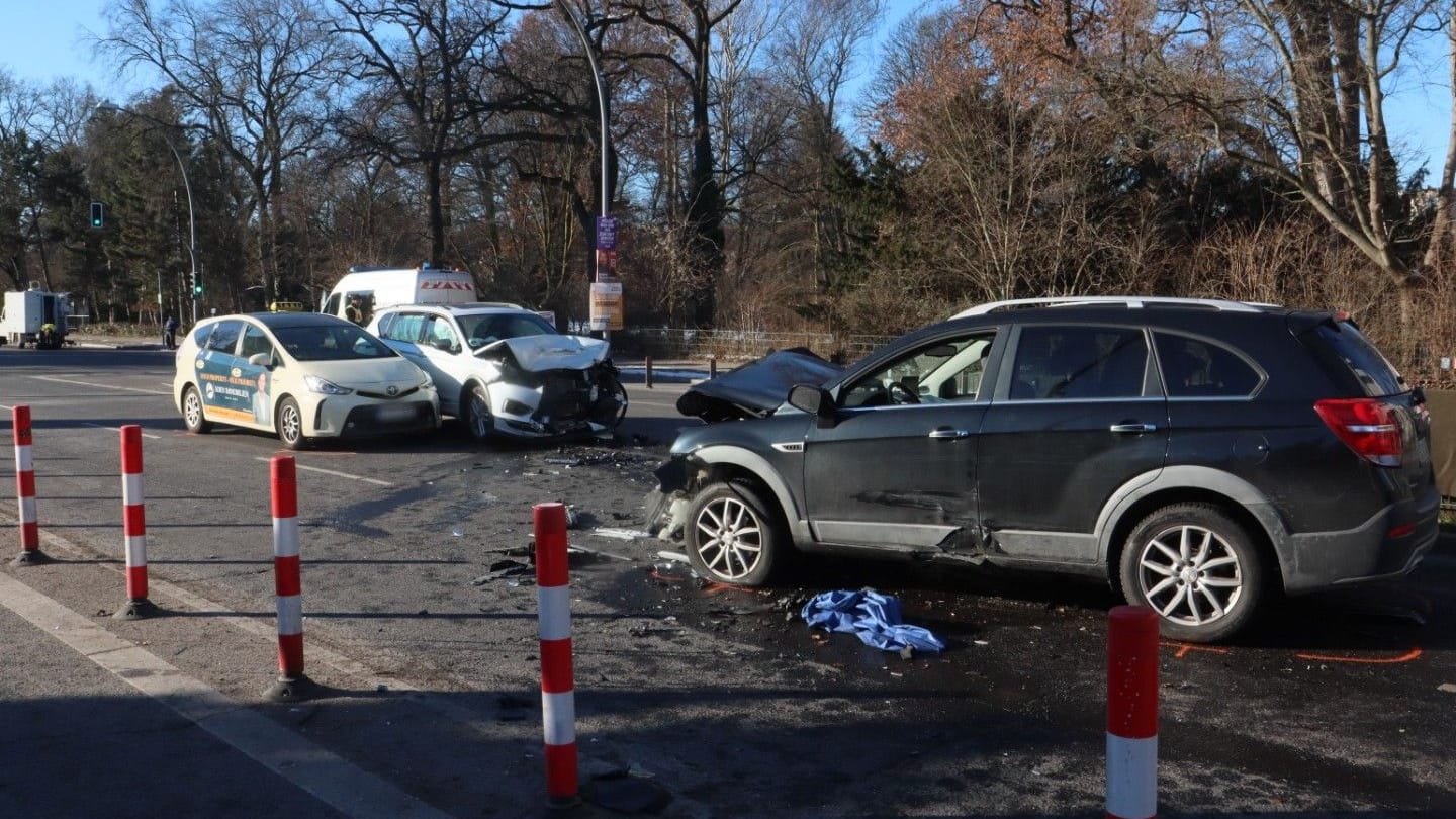 Die Unfallstelle in Tempelhof: Bei einem schweren Zusammenstoß ist eine Frau gestorben, zwei weitere wurden schwer verletzt.