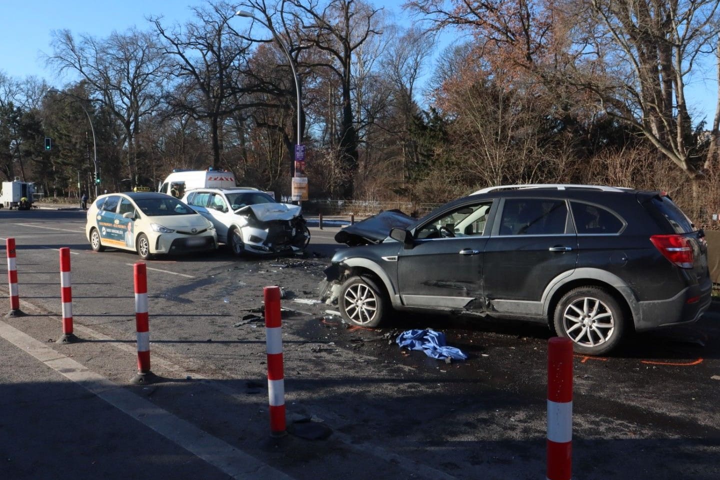 Die Unfallstelle in Tempelhof: Bei einem schweren Zusammenstoß ist eine Frau gestorben, zwei weitere wurden schwer verletzt.