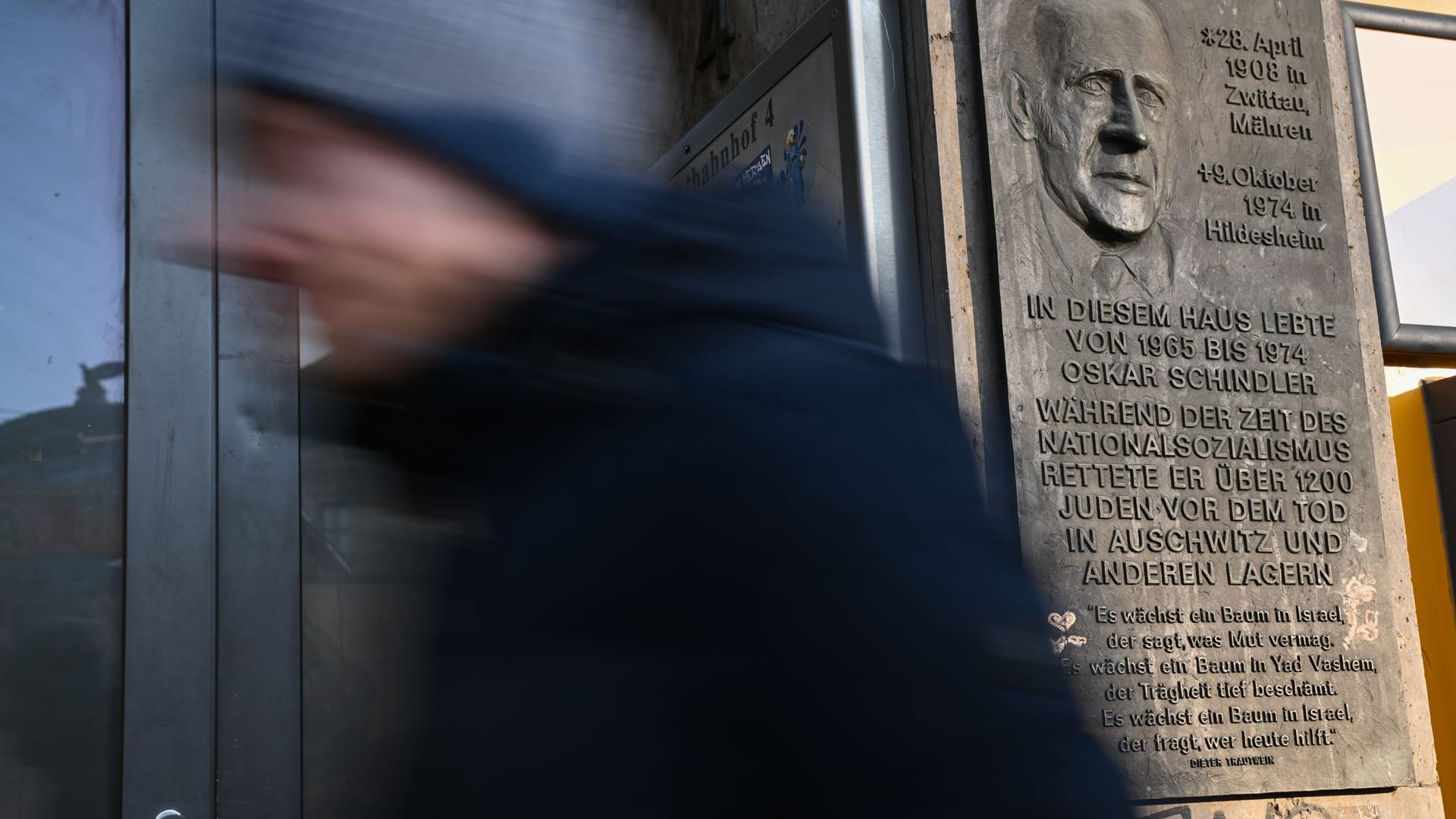 Oskar Schindler setzte sich während des Nationalsozialismus für Juden ein – an seinem ehemaligen Wohnhaus hängt eine Gedenktafel.