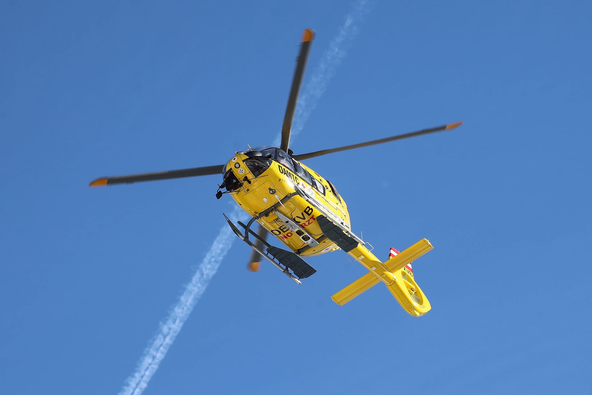 Ein Rettungshubschrauber österreichischer Rettungskräfte in der Luft: Die Suche nach einer vermissten Deutschen endet mit trauriger Gewissheit.