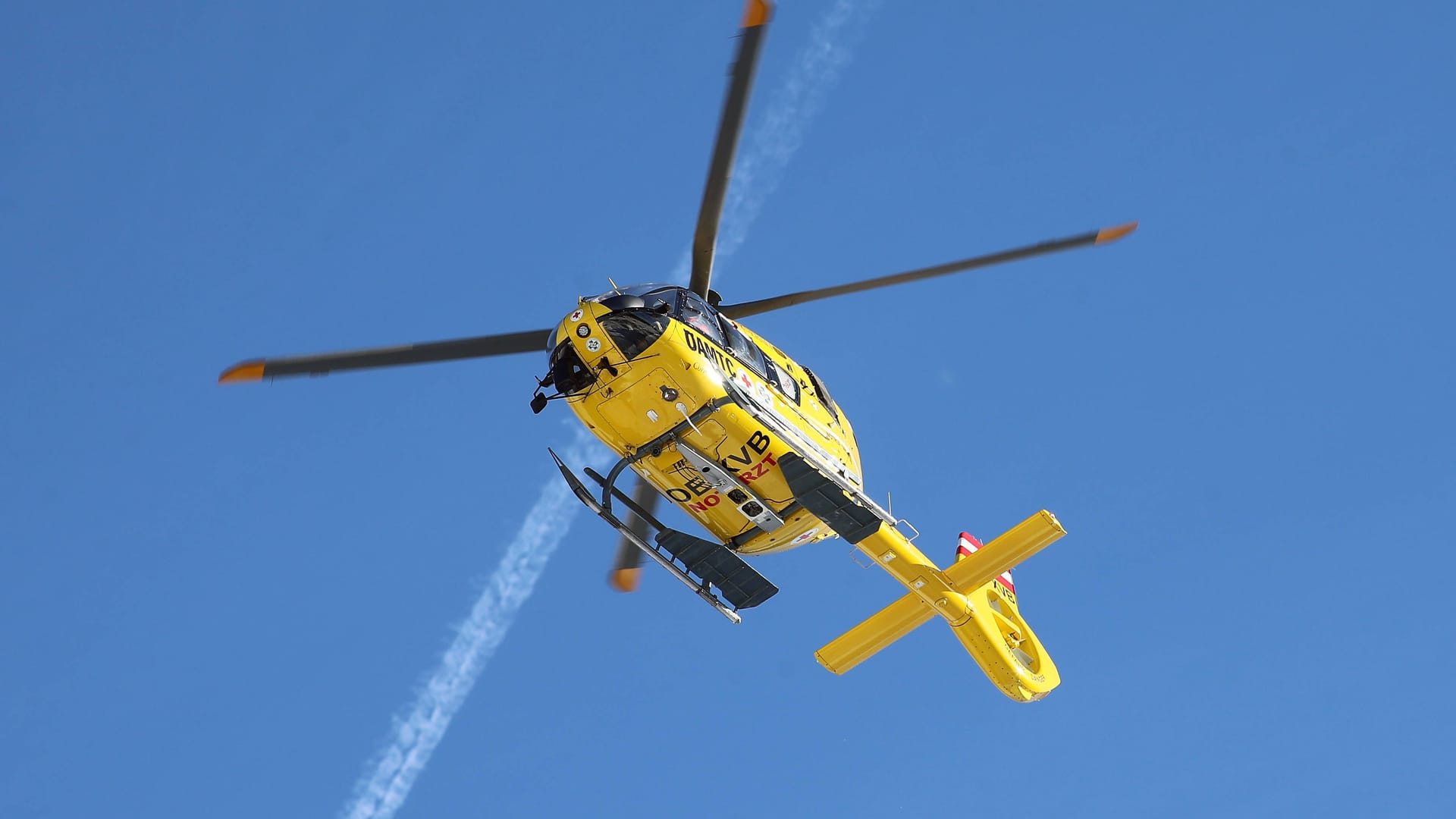 Ein Rettungshubschrauber österreichischer Rettungskräfte in der Luft: Die Suche nach einer vermissten Deutschen endet mit trauriger Gewissheit.