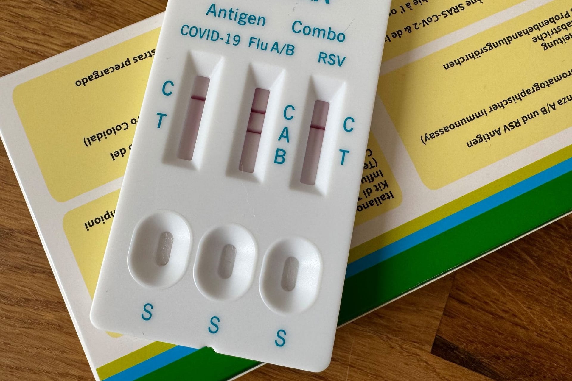 Kombi-Schnelltest auf Corona, Influenza und RSV