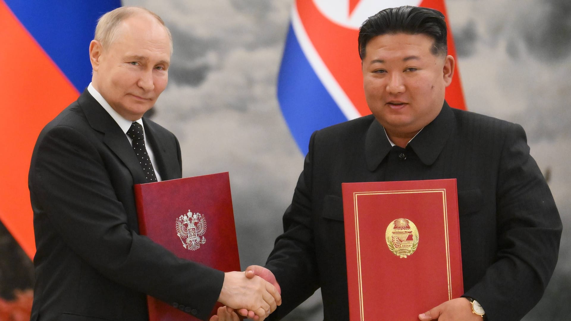 Wladimir Putin (links) und Kim Jong Un (rechts) bei einem Besuch des russischen Präsidenten in Pjöngjang im vergangenen Jahr (Archivbild).