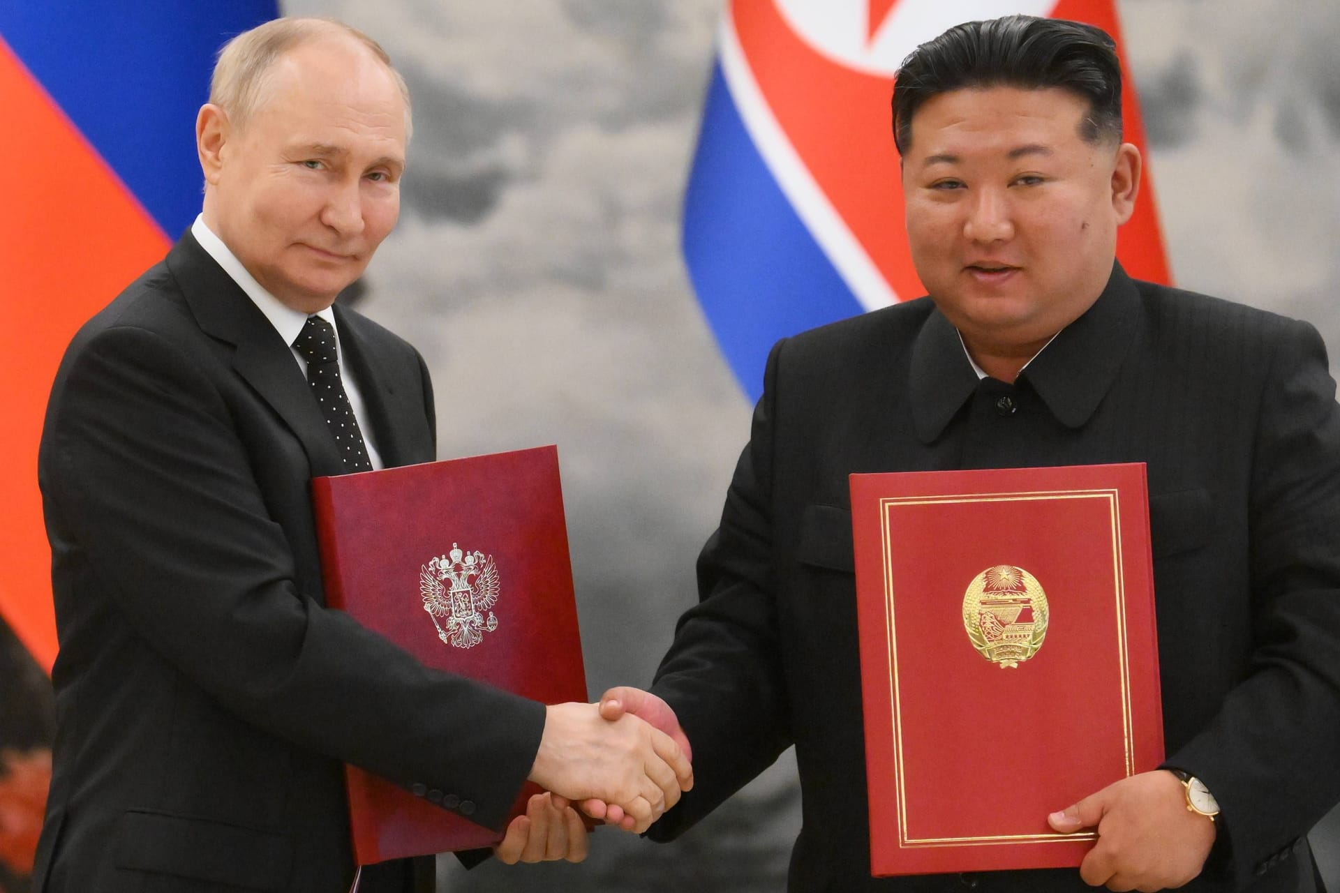 Wladimir Putin (links) und Kim Jong Un (rechts) bei einem Besuch des russischen Präsidenten in Pjöngjang im vergangenen Jahr (Archivbild).