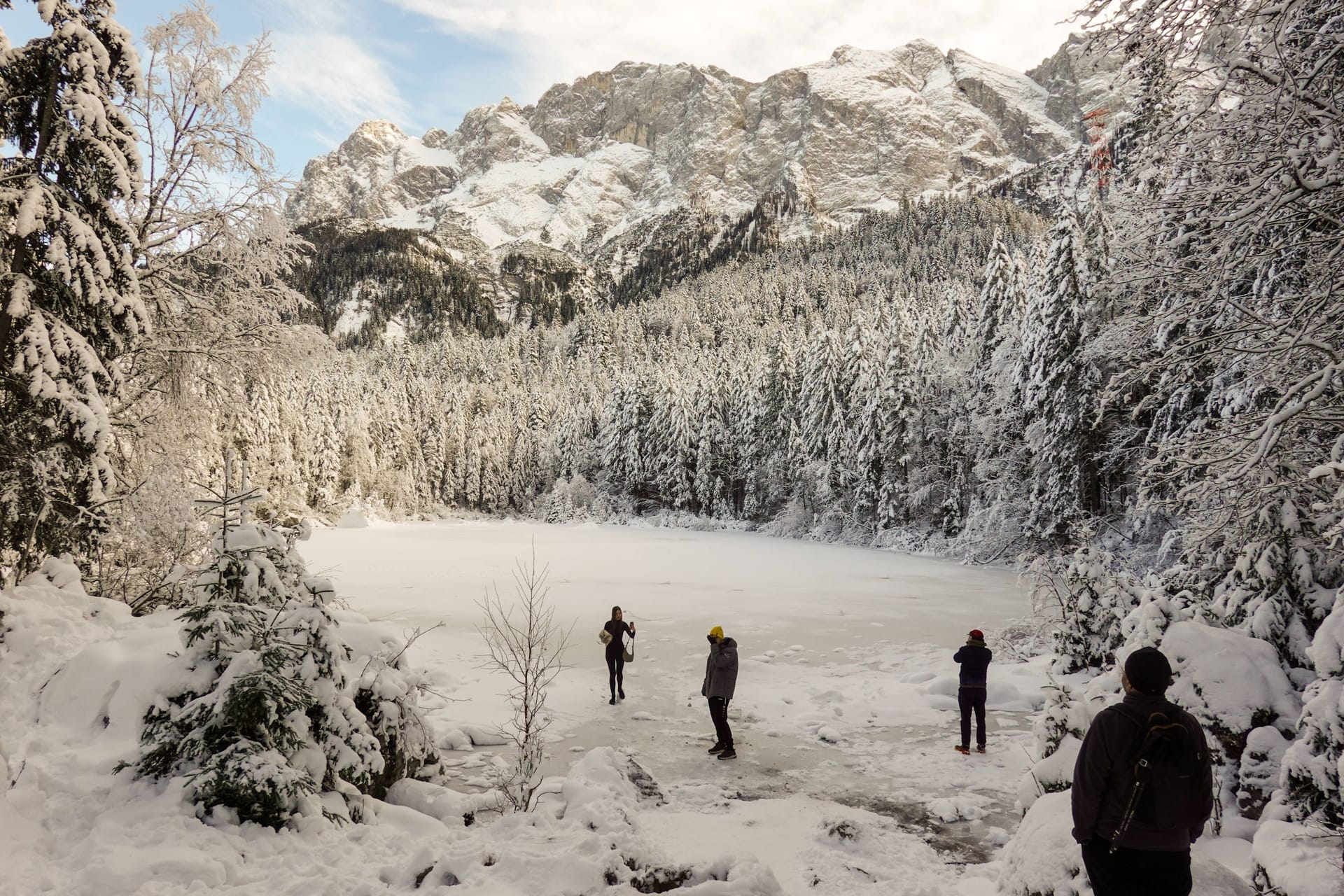 Menschen am Eibsee bei Garmisch-Partenkirchen unterhalb der Zugspitze (Archivbild): Die Temperaturen fallen.