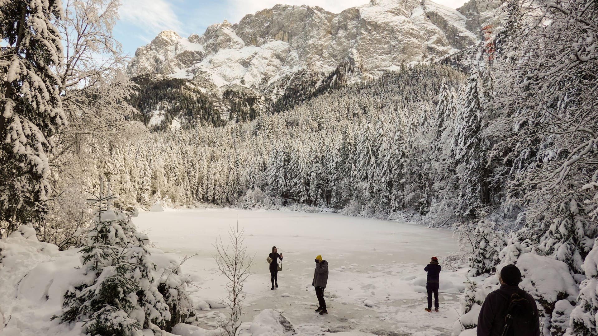 Menschen am Eibsee bei Garmisch-Partenkirchen unterhalb der Zugspitze (Archivbild): Die Temperaturen fallen.