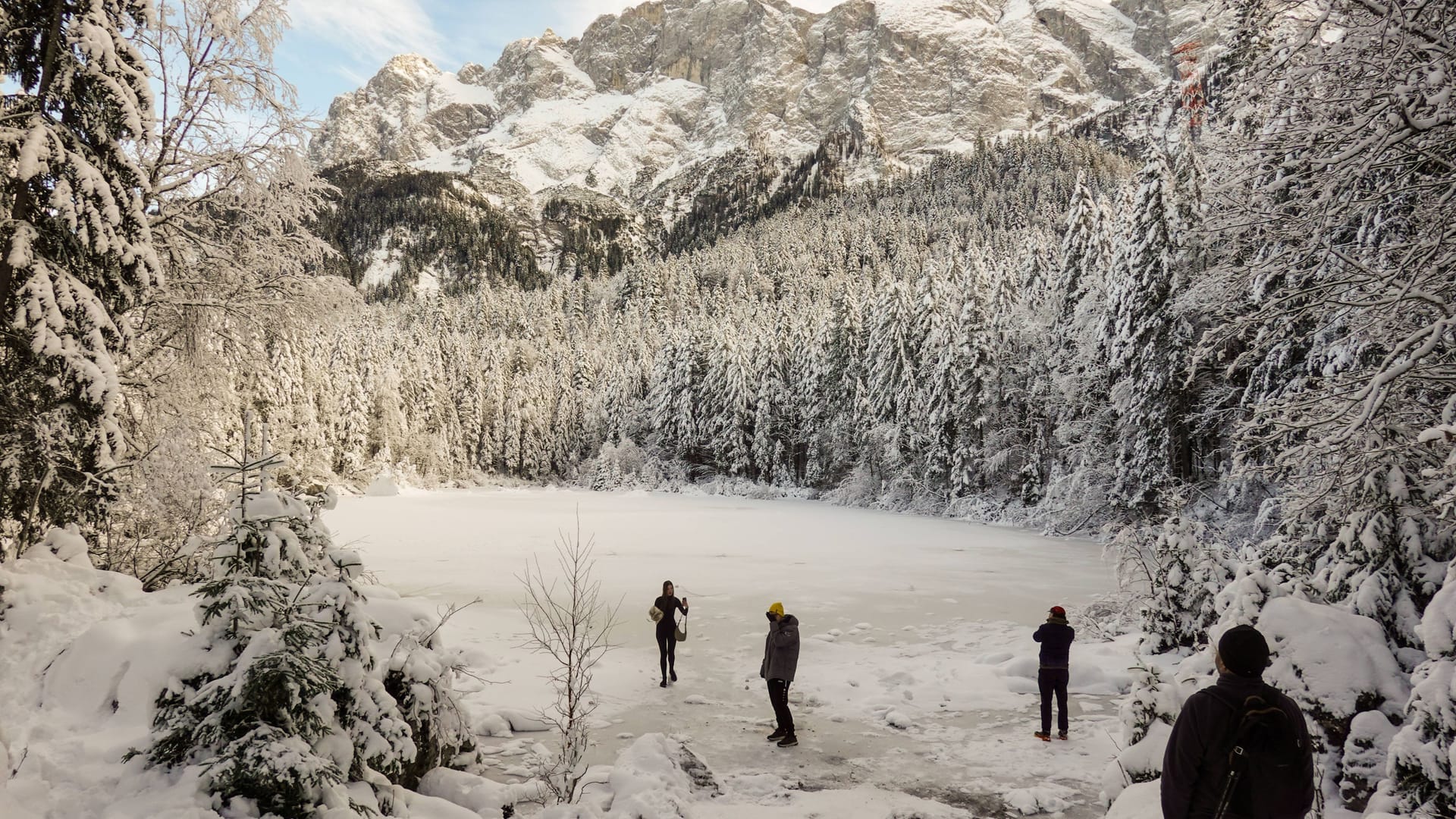 Menschen am Eibsee bei Garmisch-Partenkirchen unterhalb der Zugspitze (Archivbild): Die Temperaturen fallen.