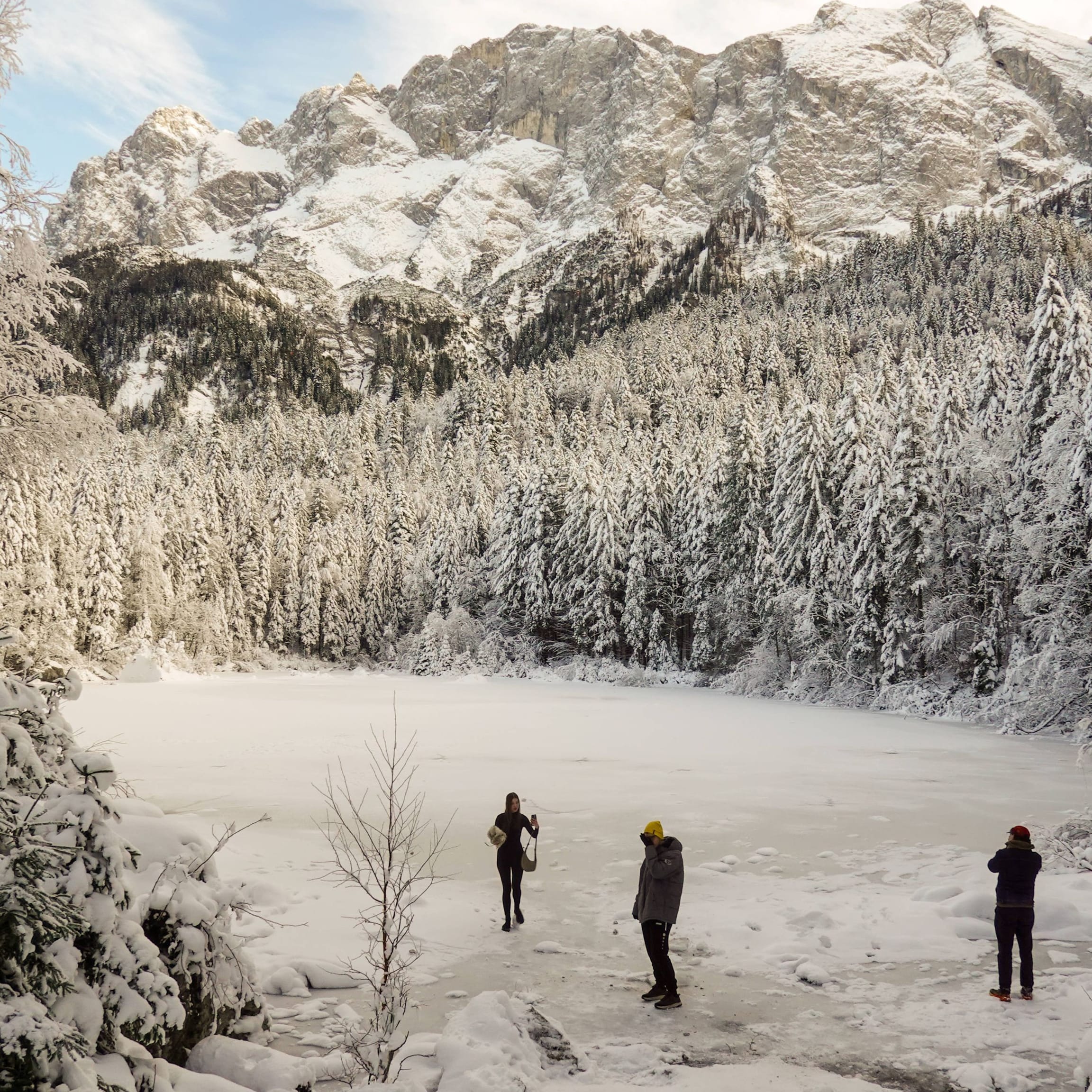 Menschen am Eibsee bei Garmisch-Partenkirchen unterhalb der Zugspitze (Archivbild): Die Temperaturen fallen.