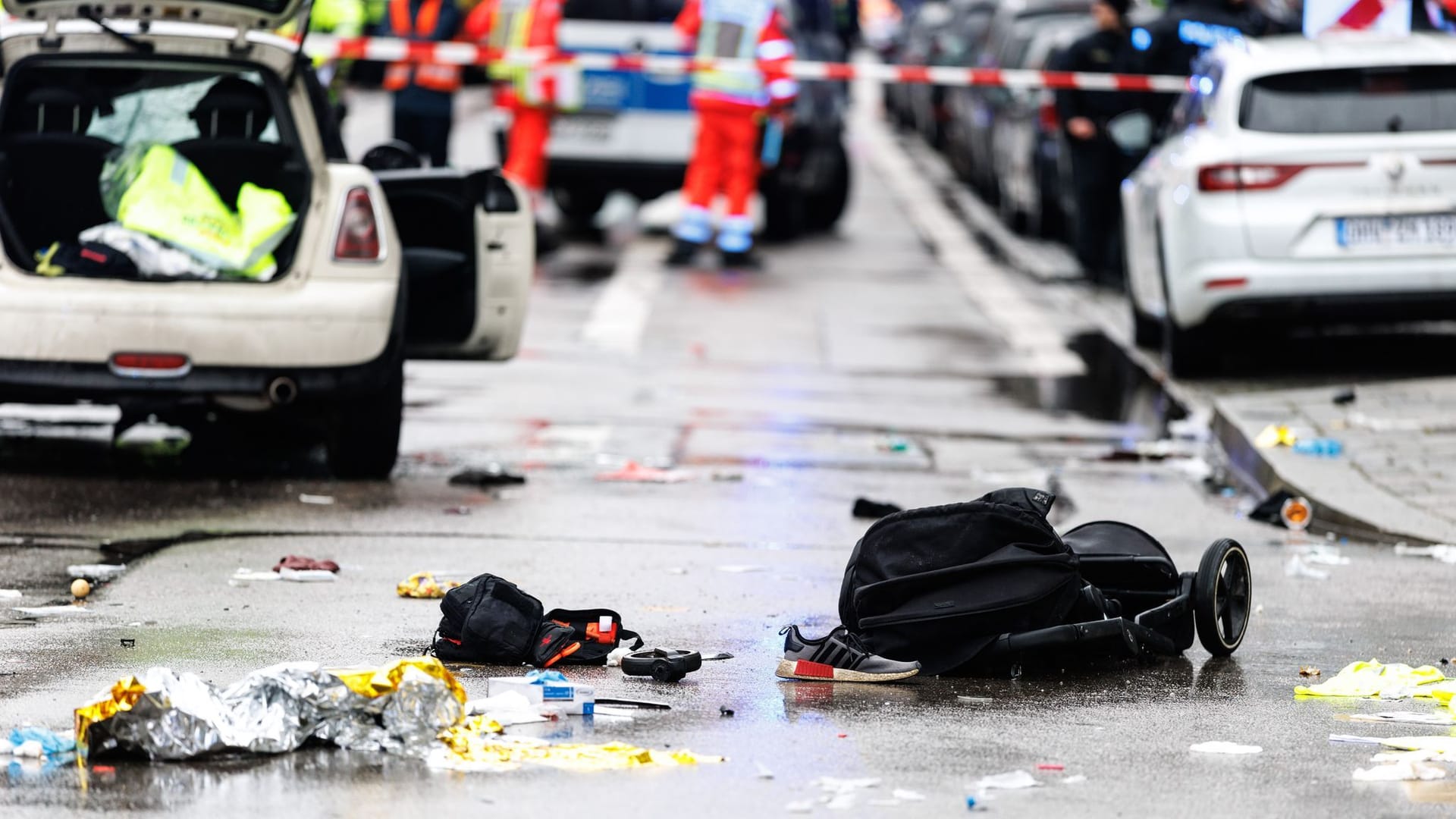 Auto in München in Menschengruppe gefahren