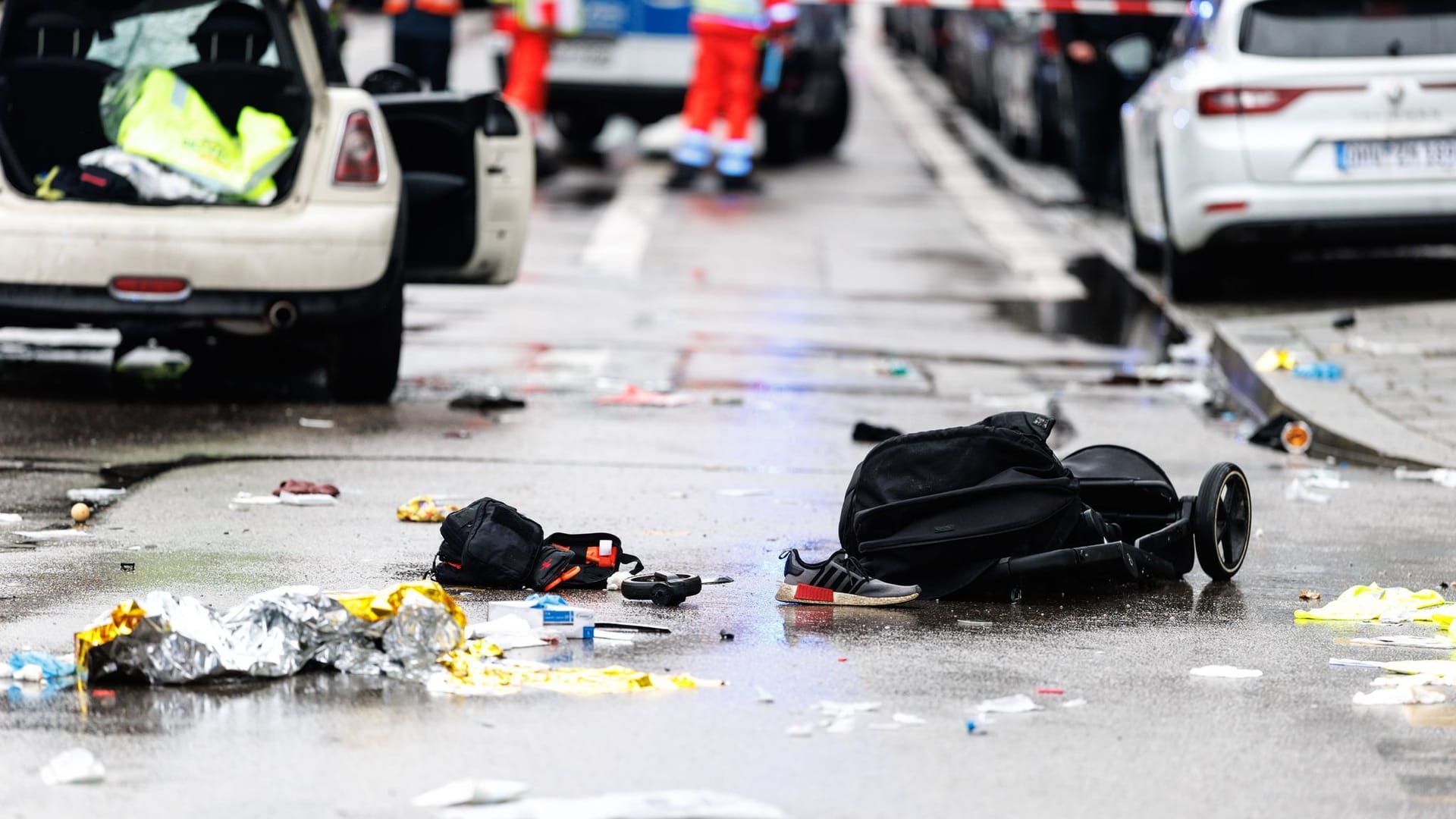 Auto in München in Menschengruppe gefahren