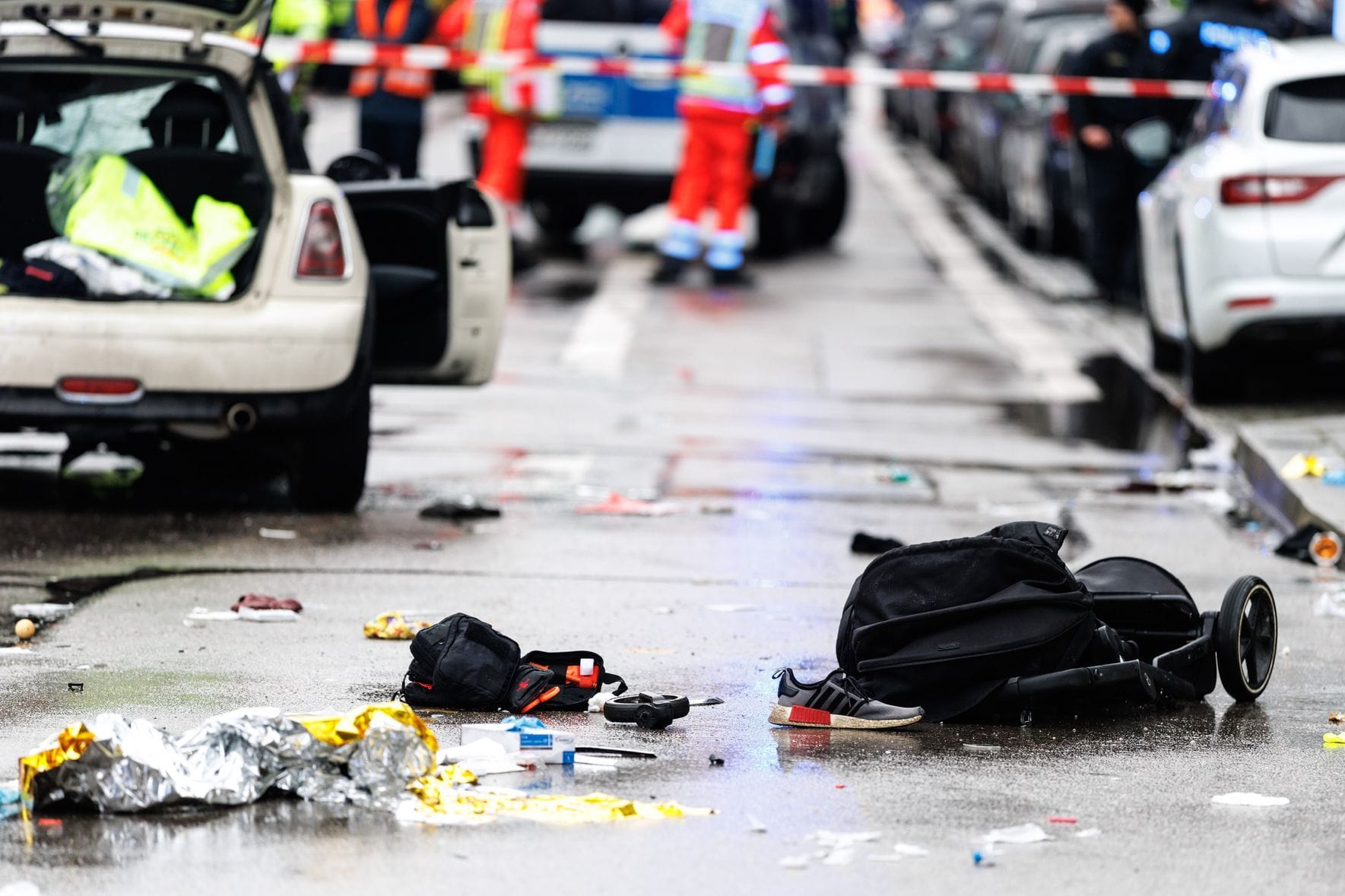 Auto in München in Menschengruppe gefahren