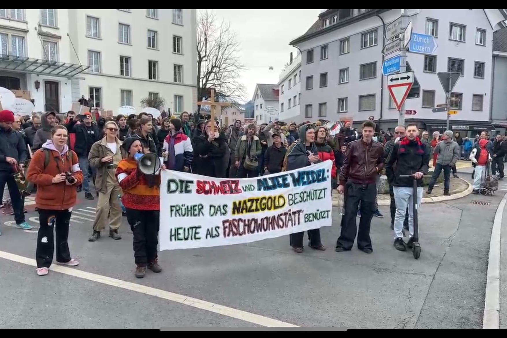 Rund 200 Menschen demoinstrierten in Alice Weidels Schweizer Heimatgemeinde gegen die deustche AfD-Politikerin.