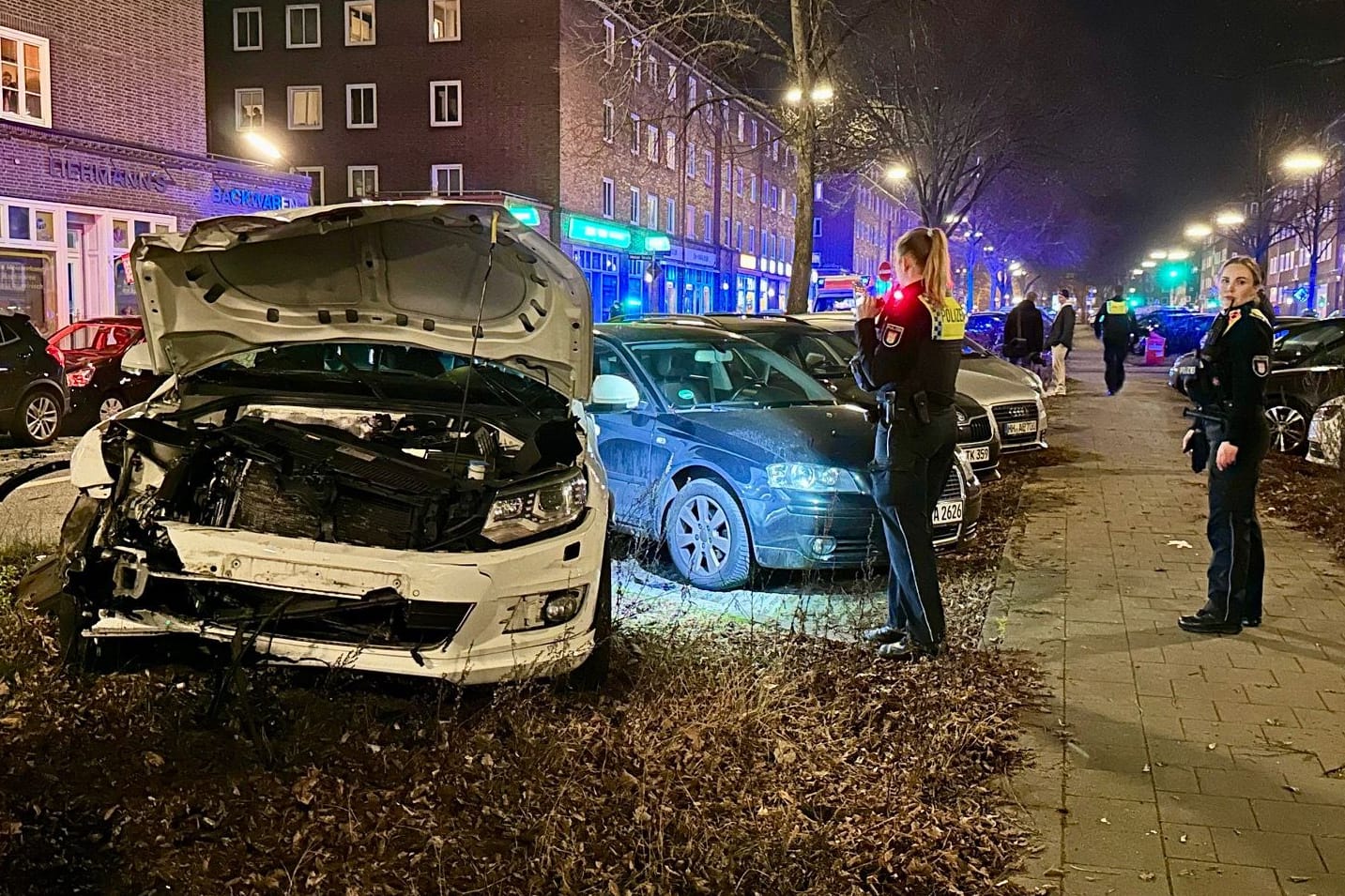 Bei einem Verkehrsunfall in Hamburg wurden am Dienstagabend zwei Personen verletzt.