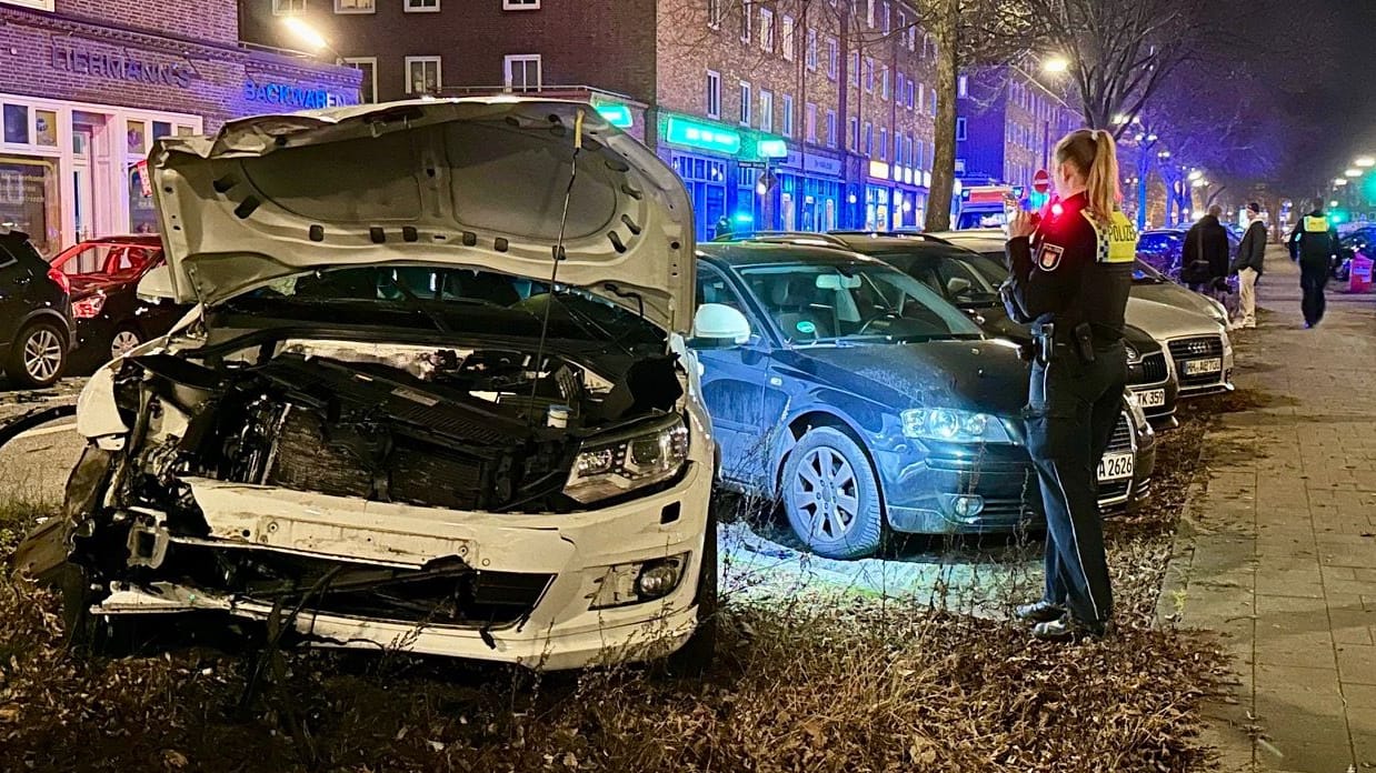 Bei einem Verkehrsunfall in Hamburg wurden am Dienstagabend zwei Personen verletzt.