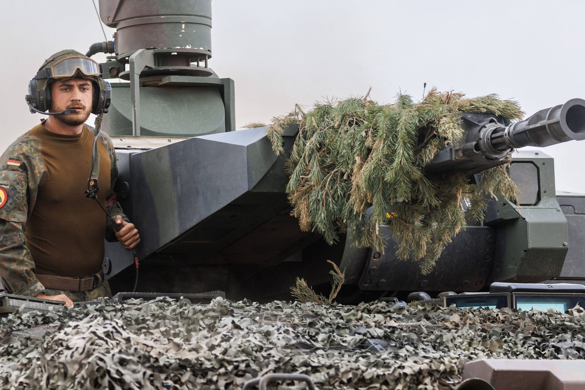 Ein Soldat auf dem Schützenpanzer Puma: Die nächste Bundesregierung steht vor vielen Herausforderungen.