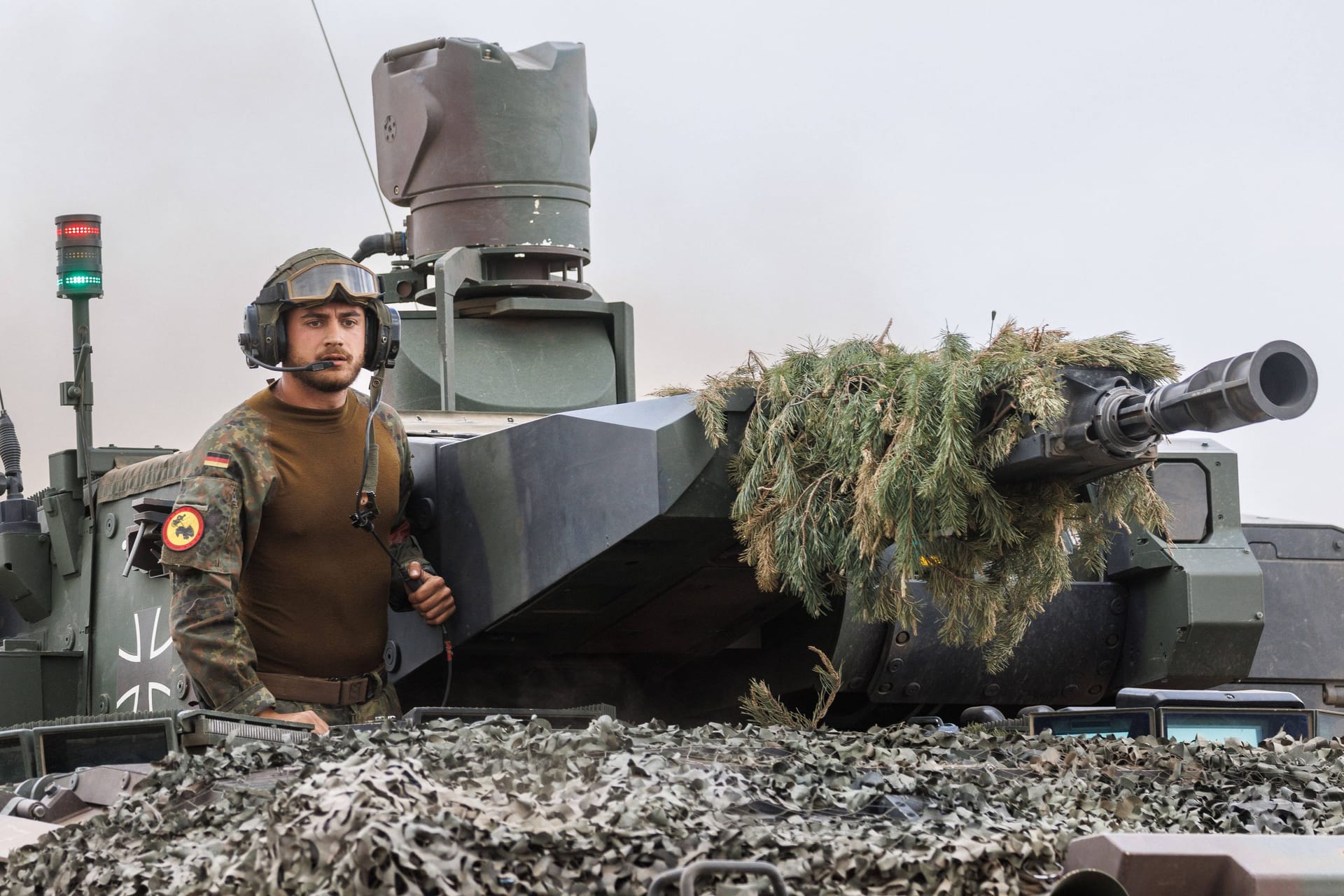 Ein Soldat auf dem Schützenpanzer Puma: Die nächste Bundesregierung steht vor vielen Herausforderungen.