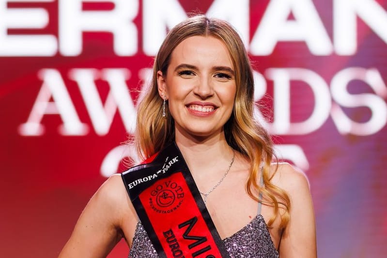 Valentina Busik, Gewinnerin des Miss Germany Finales 2025, steht auf der Bühne.