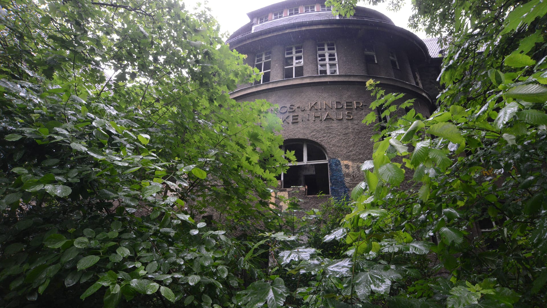 Das Kinderkrankenhaus in Weißensee: Seit 1997 steht das Gebäude leer und verfällt nach und nach.