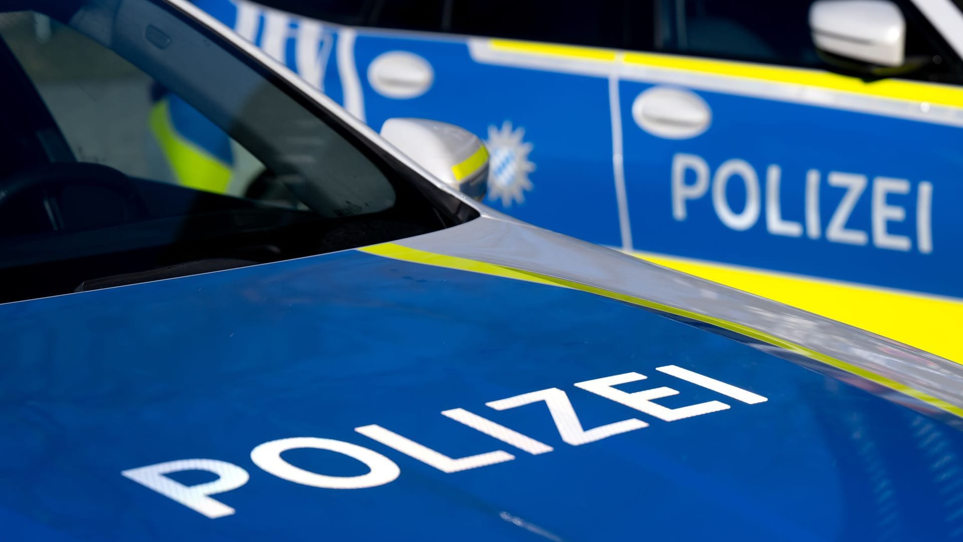 Zwei Einsatzfahrzeuge der Polizei