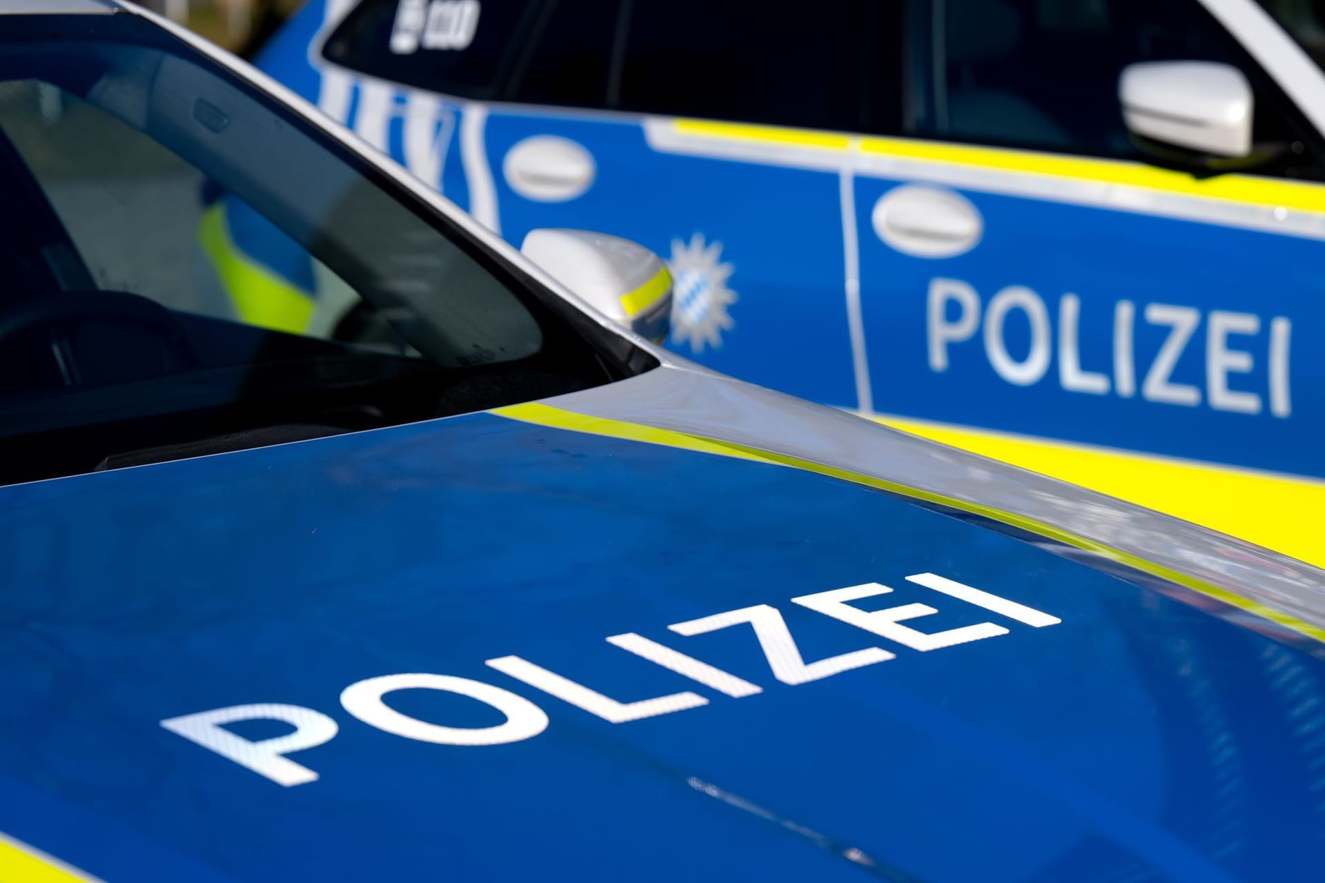 Zwei Einsatzfahrzeuge der Polizei