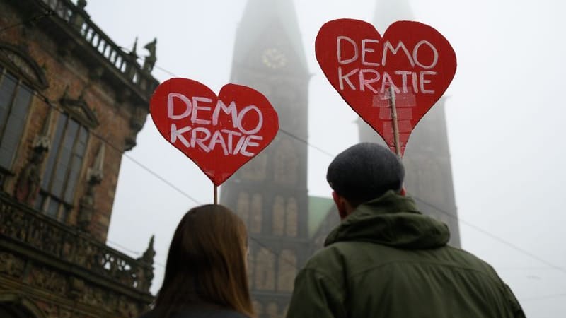 Ein Paar demonstriert mit Herzschildern auf dem Bremer Marktplatz: Solche Demos könnten Einfluss haben.