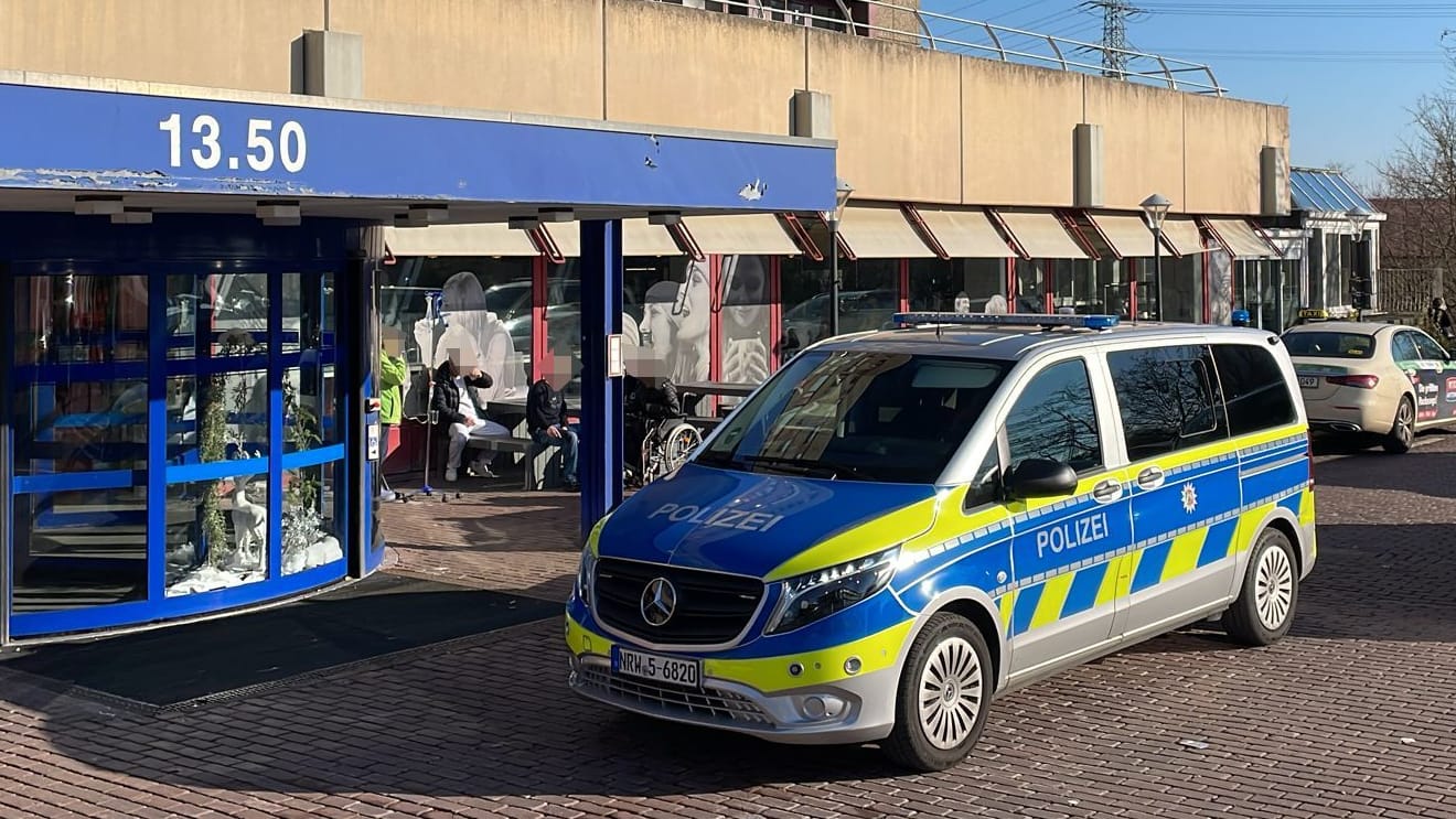 Der Eingang der Düsseldorfer Uniklinik: Nach Schüssen auf einen Messerangreifer stehen mehrere Streifenwagen vor dem Gebäude.