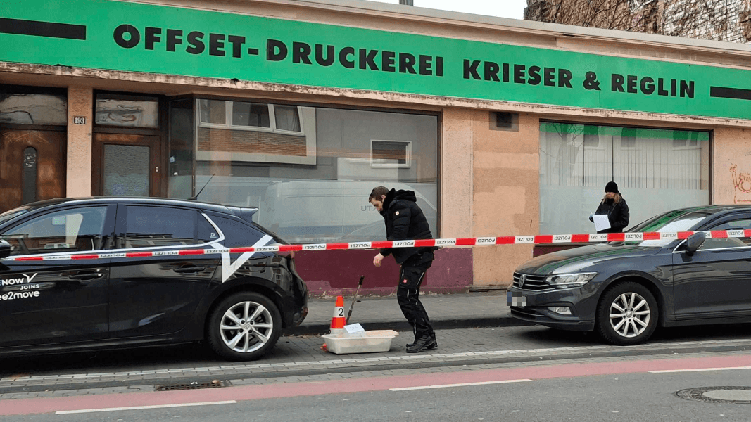 Schüsse in Köln-Ehrenfeld: Die Polizei sichert Spuren am Tatort.