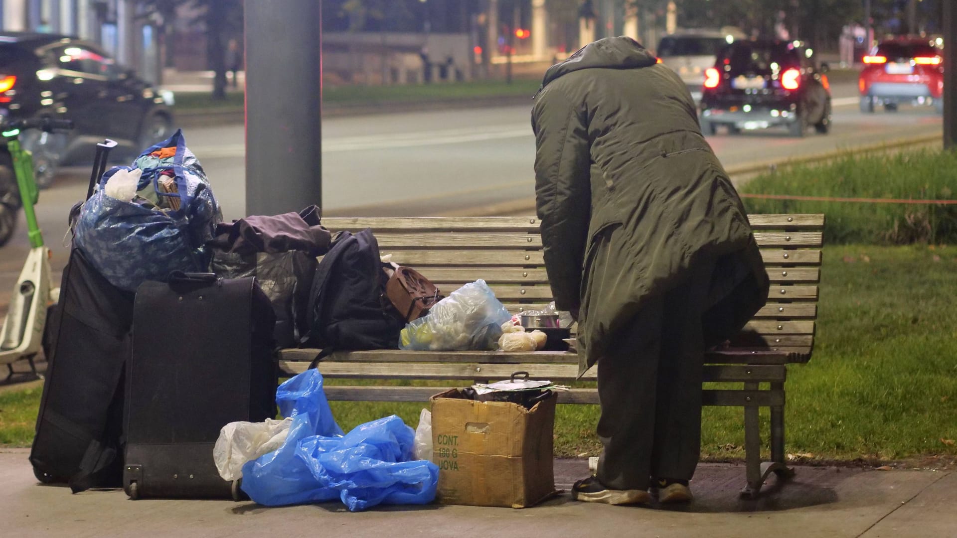 Obdachlose Person an einer Bank (Symbolbild): Für Menschen ohne feste Bleibe sind die eisigen Wintertemperaturen besonders gefährlich.