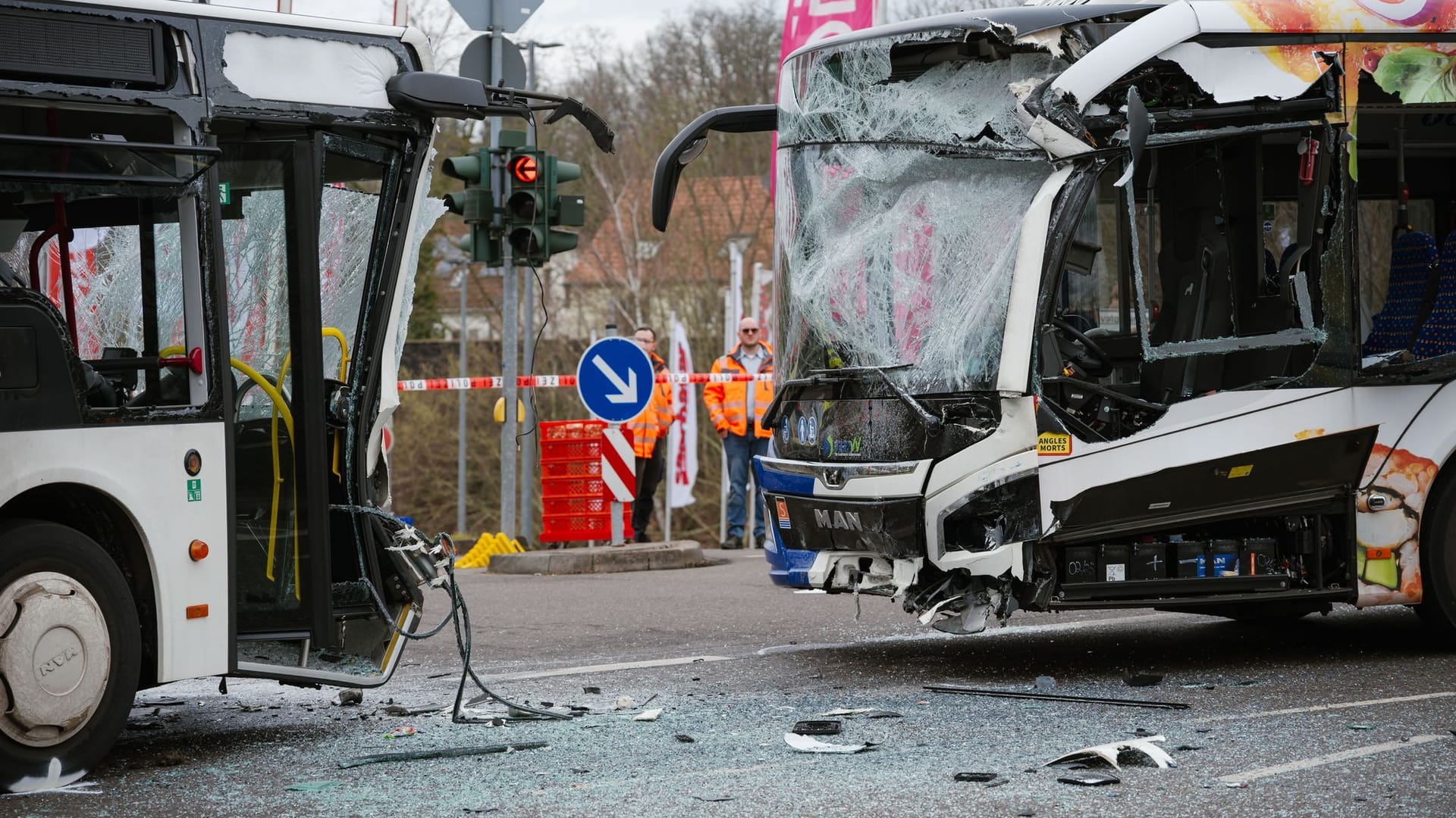 Zwei Linienbusse zusammengestoßen