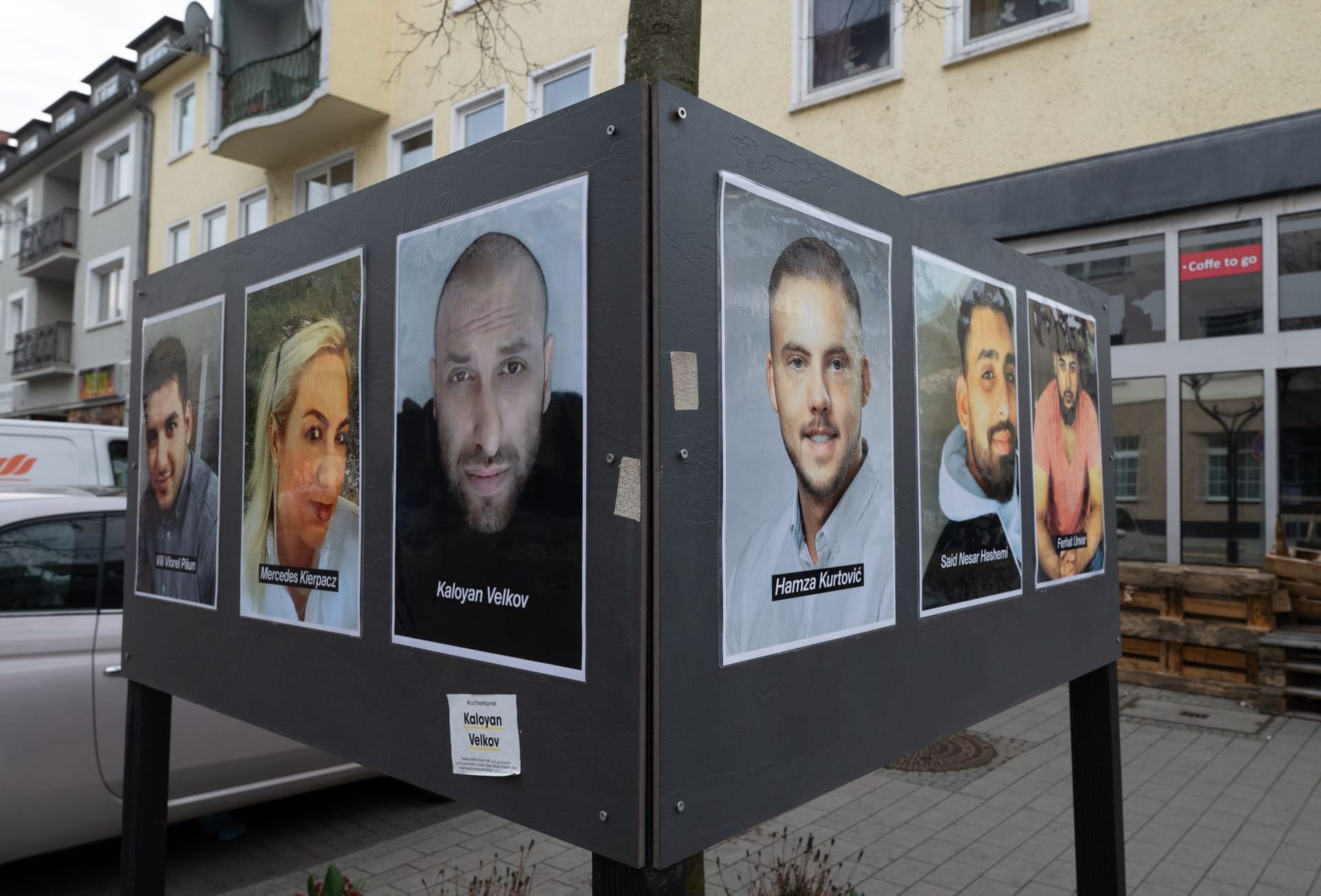 Fotos der Opfer erinnern auf dem Heumarkt an die Opfer des Anschlags.